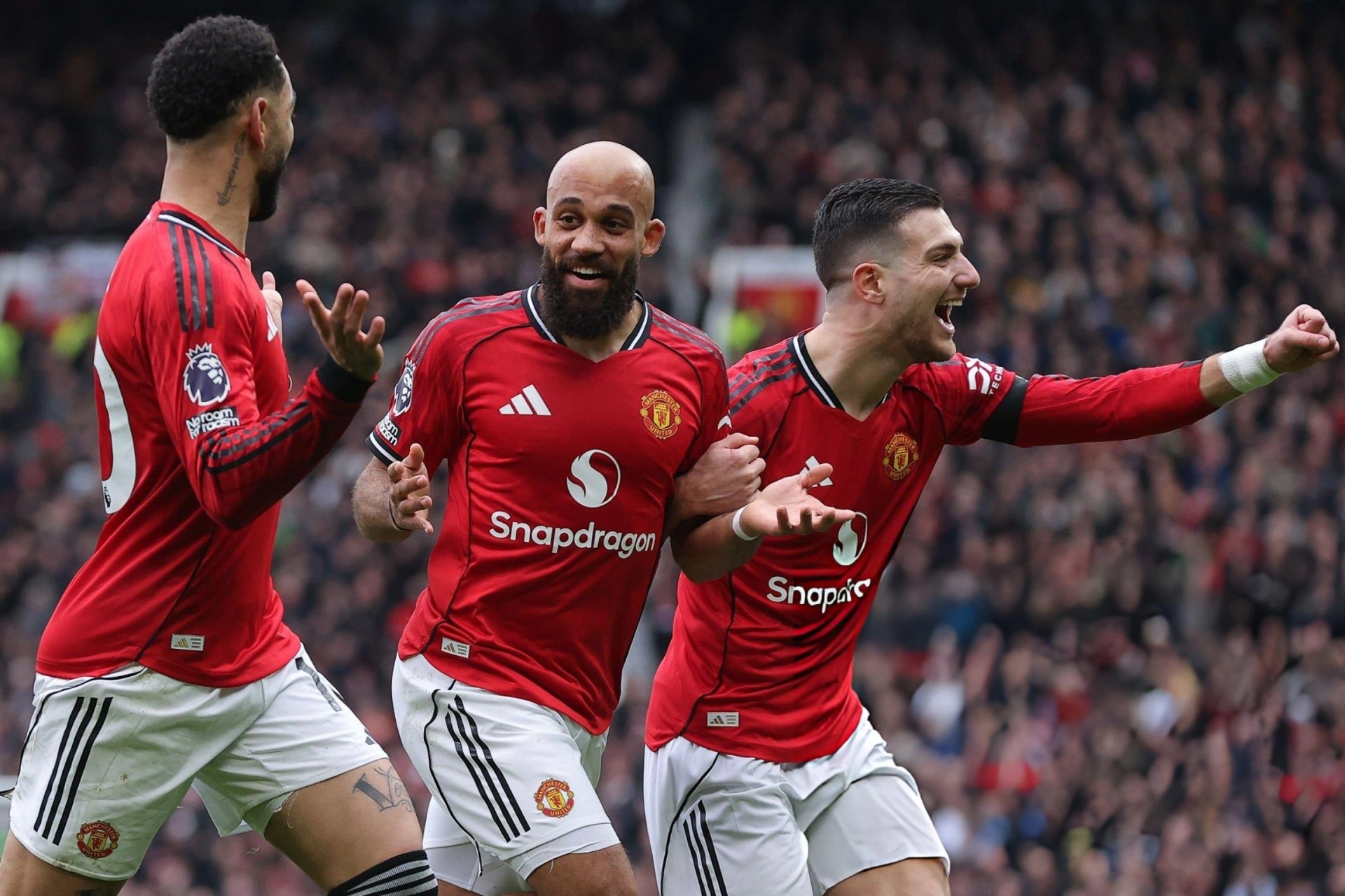 Tottenham vỡ trận vì thẻ đỏ, Man Utd thắng 4 trận liên tiếp