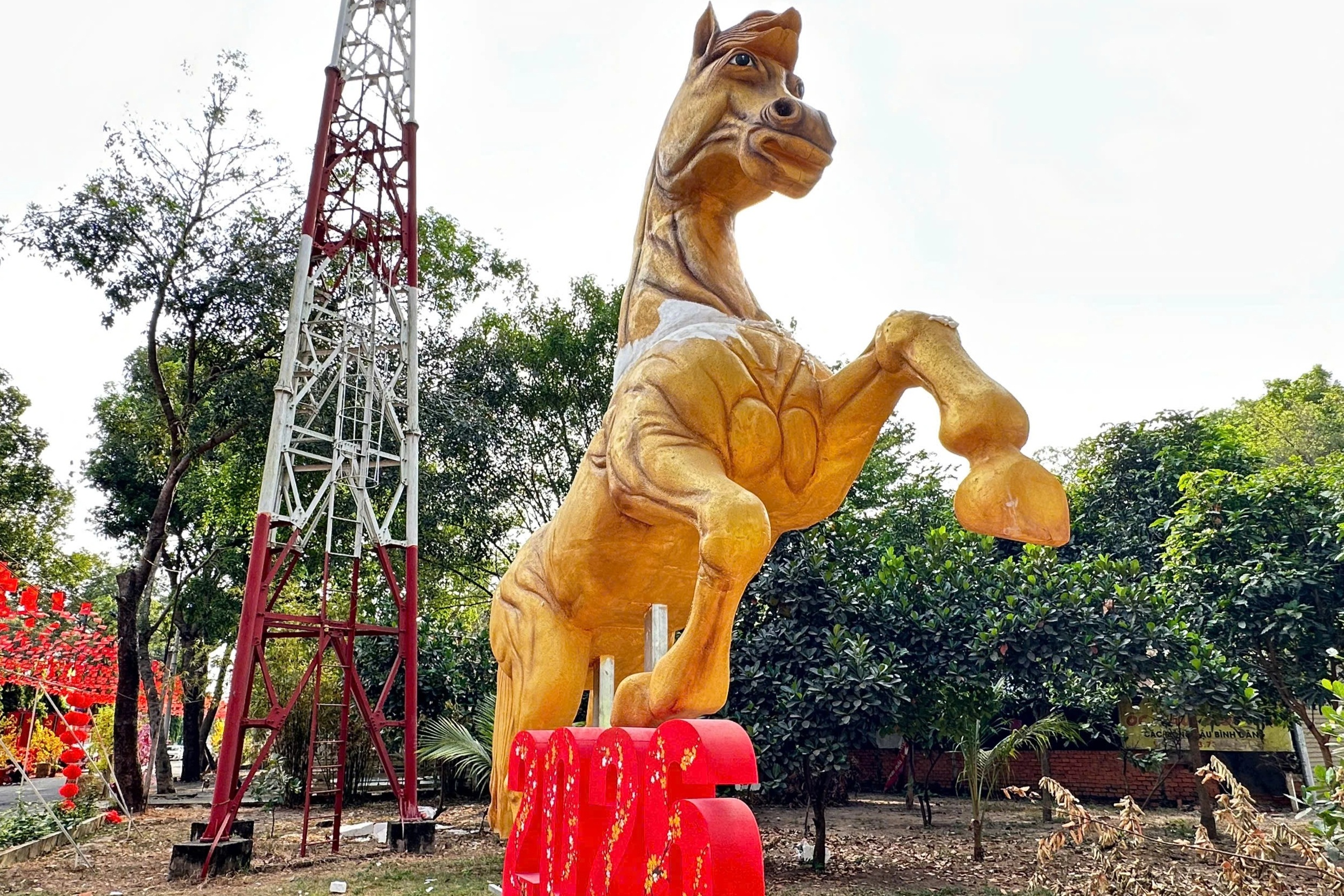 Linh vật ngựa nặng 300kg ở TPHCM