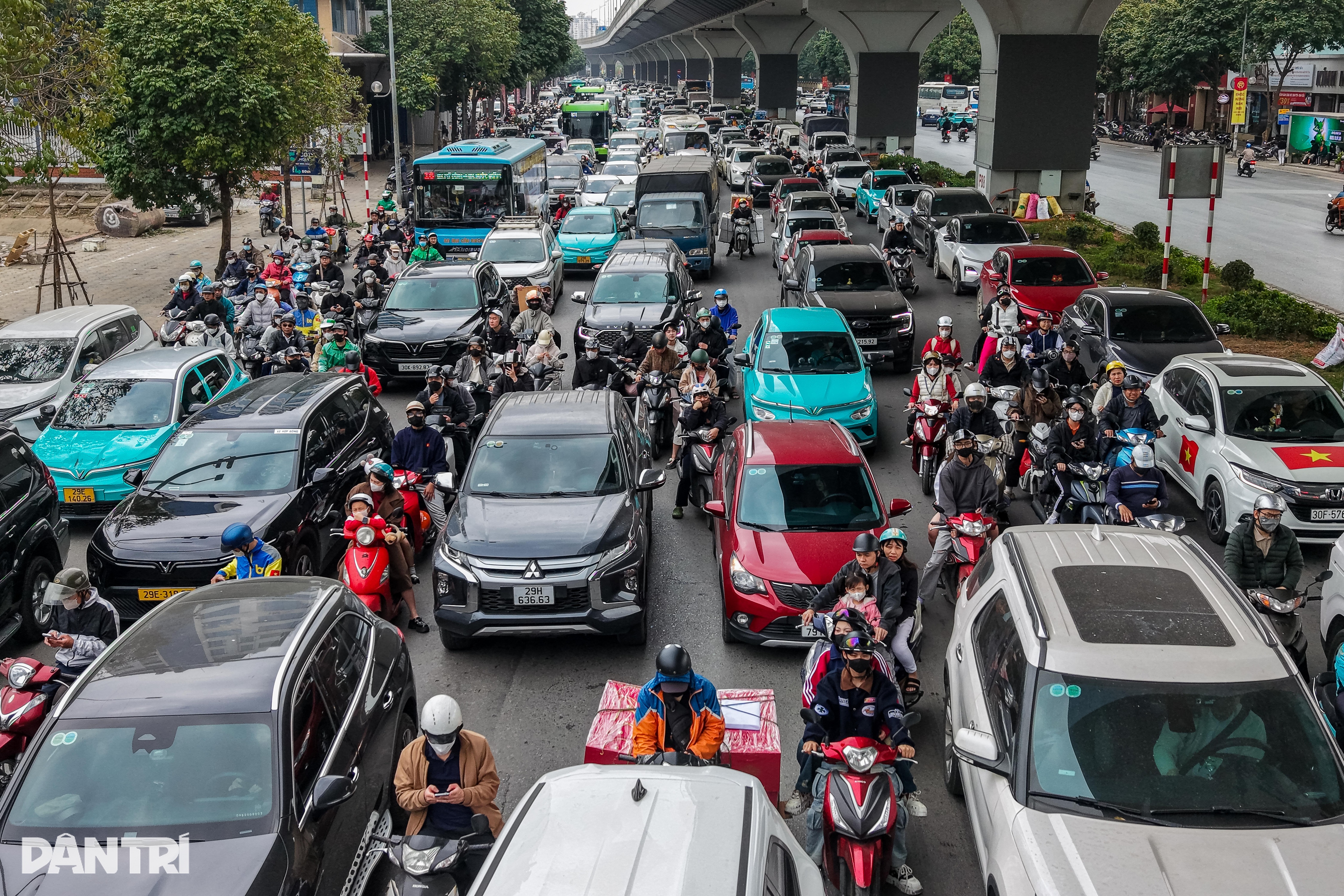 Giáp Tết, đường phố Hà Nội ùn tắc từ sáng đến đêm
