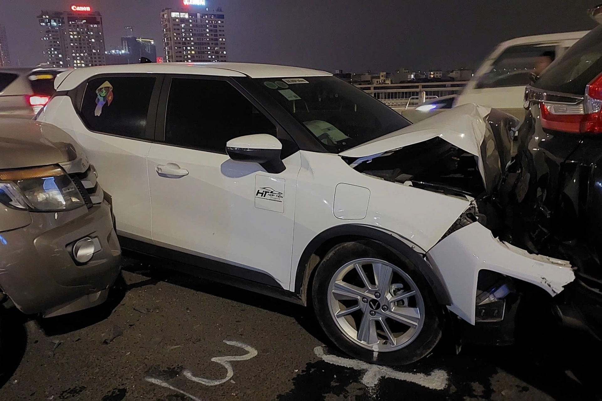 6 ô tô đâm nhau trên cầu Nhật Tân, giao thông "tê liệt"