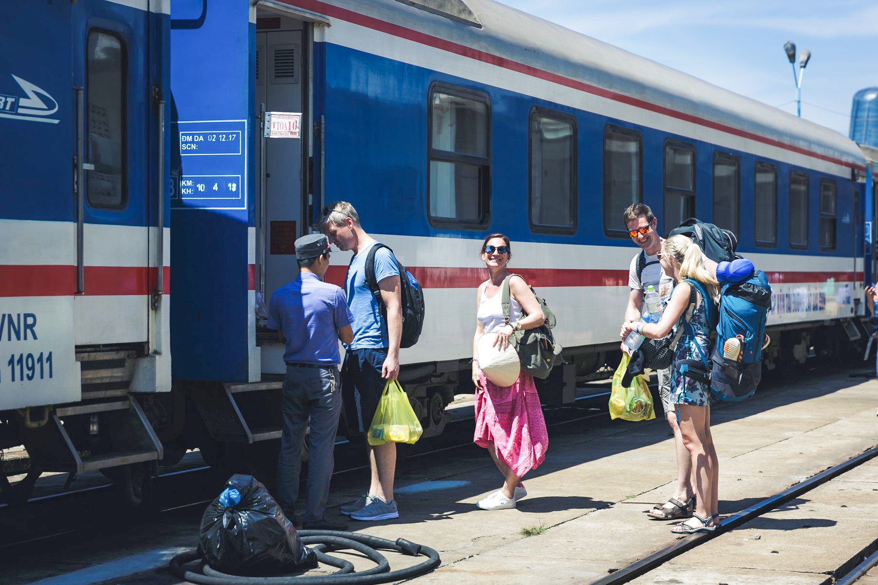 Hàng chục hành khách ở TPHCM trễ chuyến tàu Tết do kẹt xe