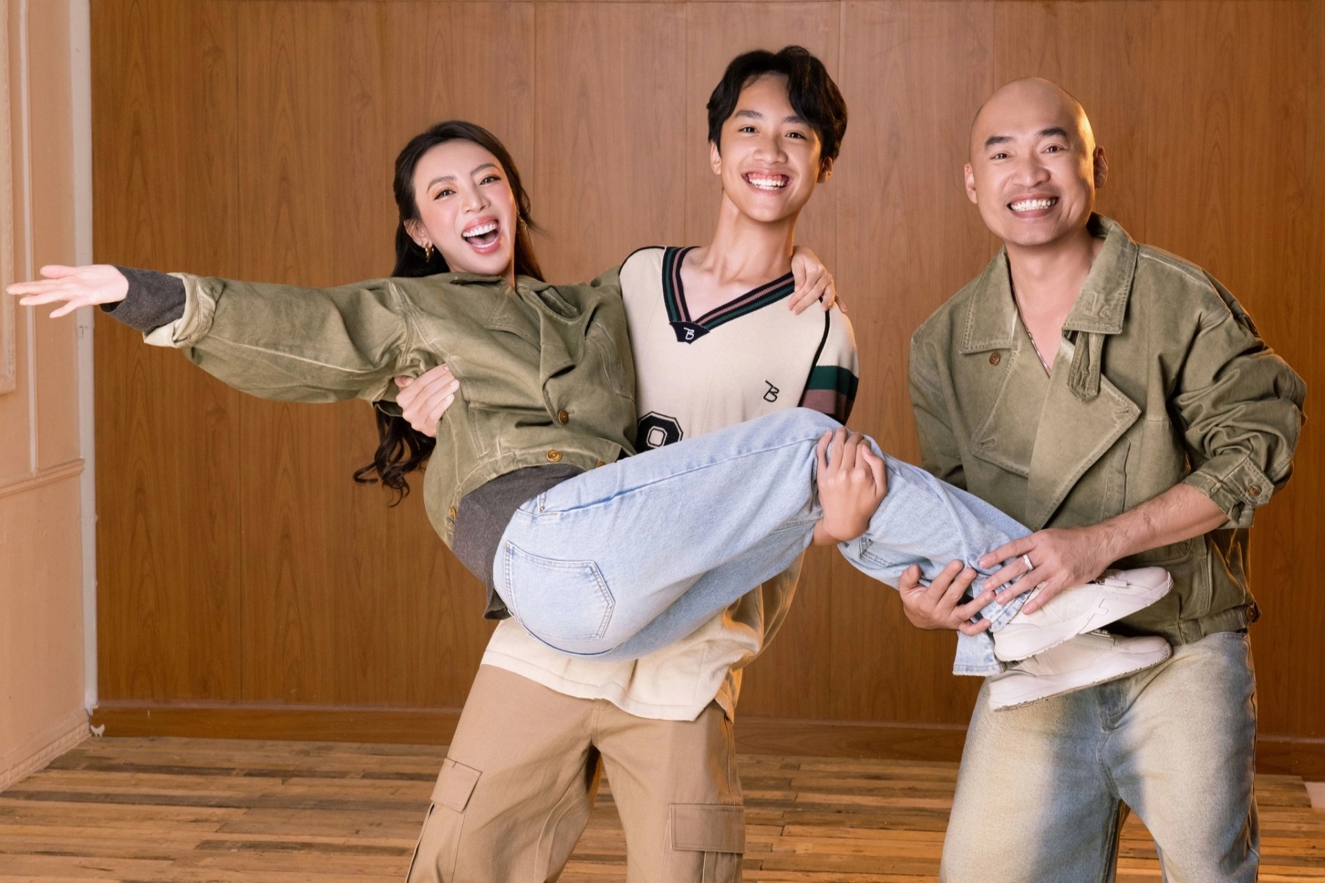 Hậu trường thú vị của con trai Thu Trang - Tiến Luật trong phim cùng bố mẹ