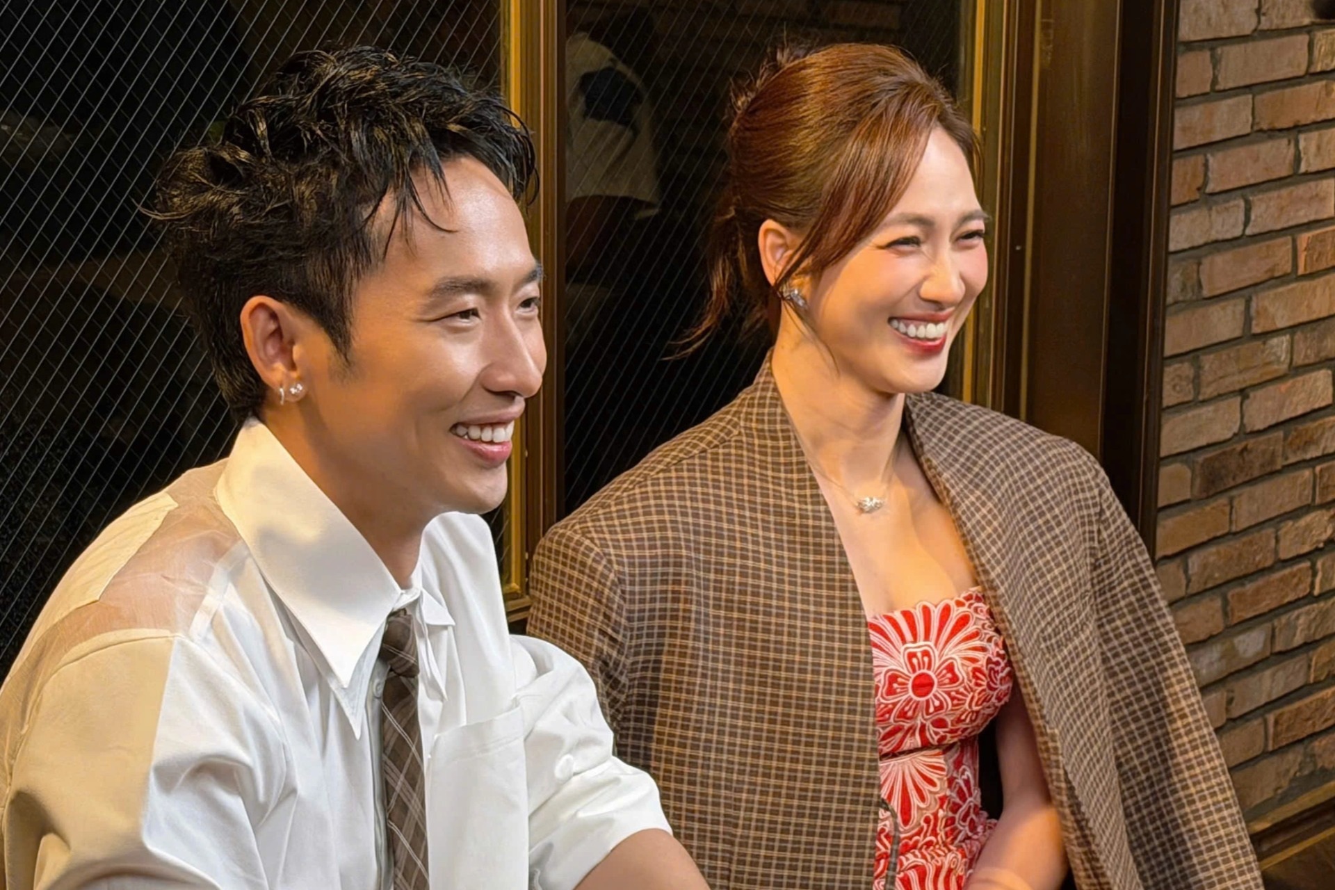 Tuấn Trần ngồi xe lăn, tình tứ với Phương Anh Đào gây sốt