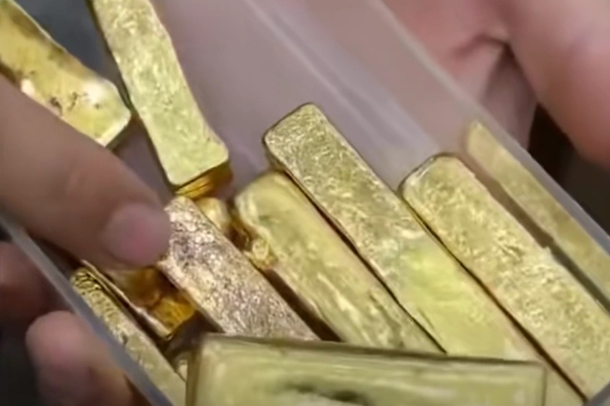 Chủ tiệm gia công ở Trung Quốc "dọn rác" thu về 1,7kg vàng