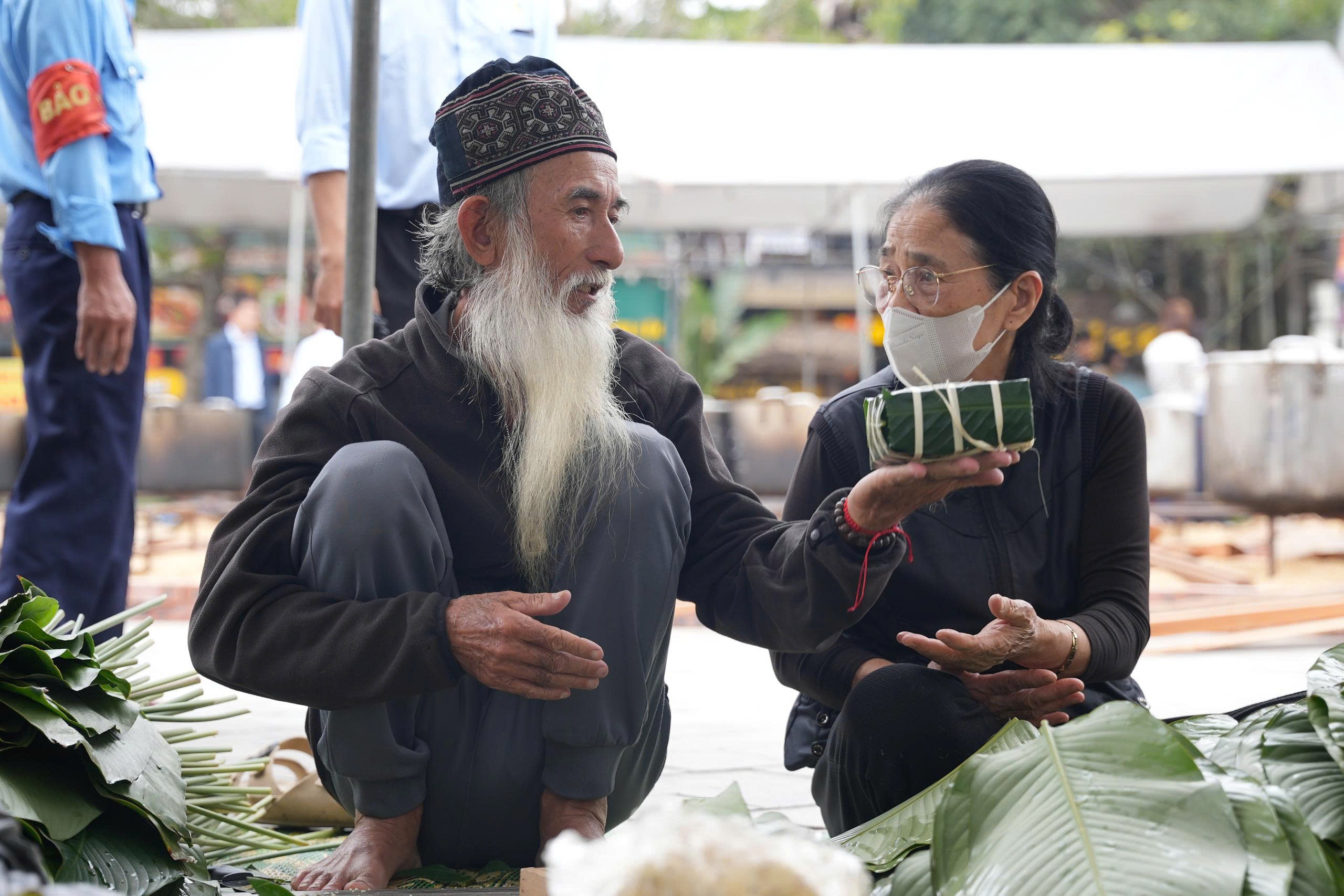 Dân làng cùng nhau gói vạn bánh chưng ăn Tết