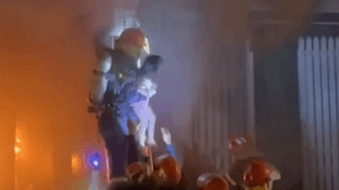 Khoảnh khắc cảnh sát lao vào biển lửa cứu 4 người ở TPHCM