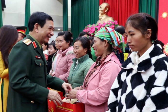 Đại tướng Phan Văn Giang trao quà Tết cho các hộ nghèo ở Thái Nguyên