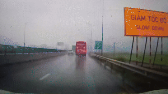 Xe khách trơn trượt trên cao tốc Mai Sơn - Quốc lộ 45, va chạm 2 ô tô khác