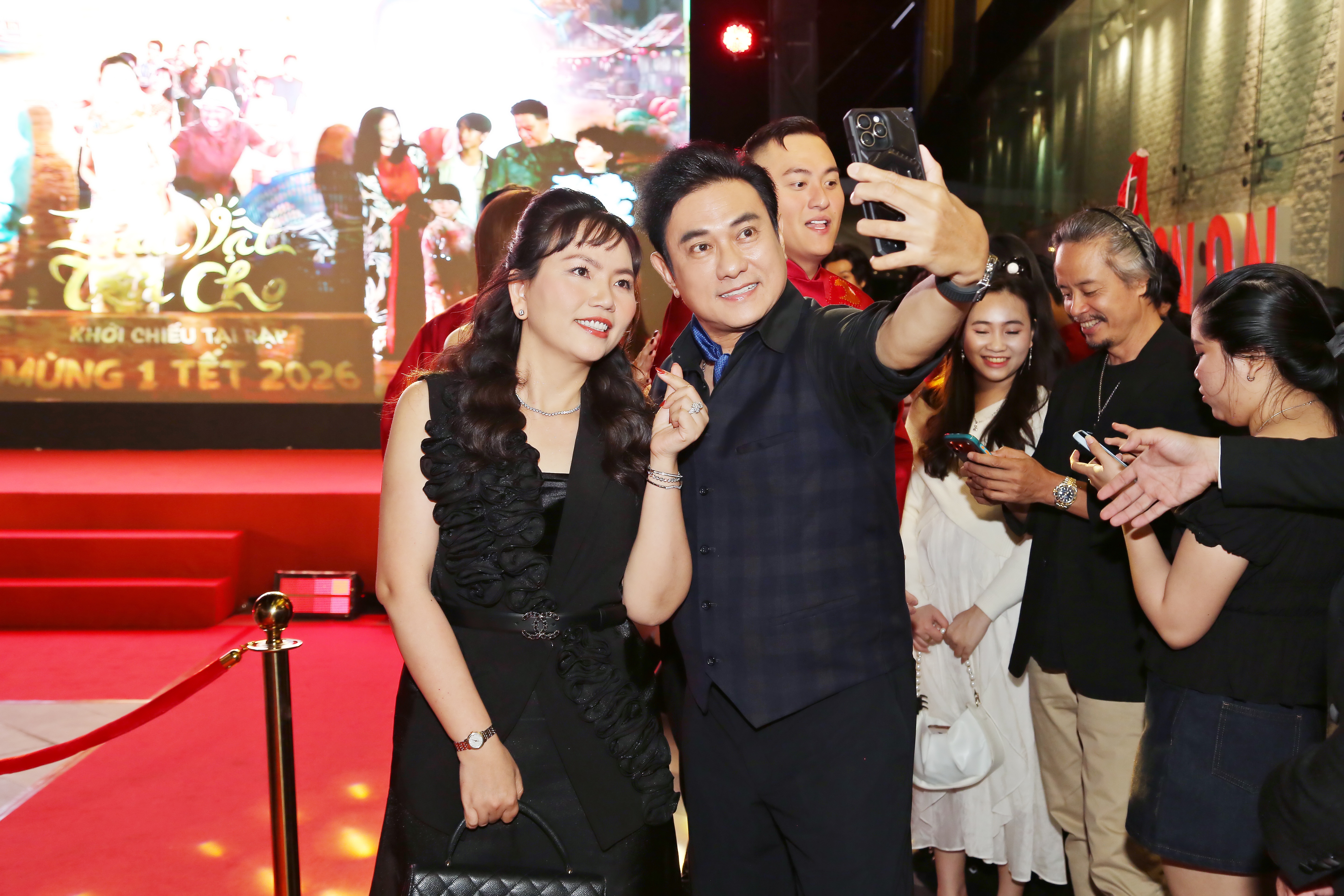 Diễn viên Hoàng Phúc hiếm hoi xuất hiện cùng vợ kém 12 tuổi