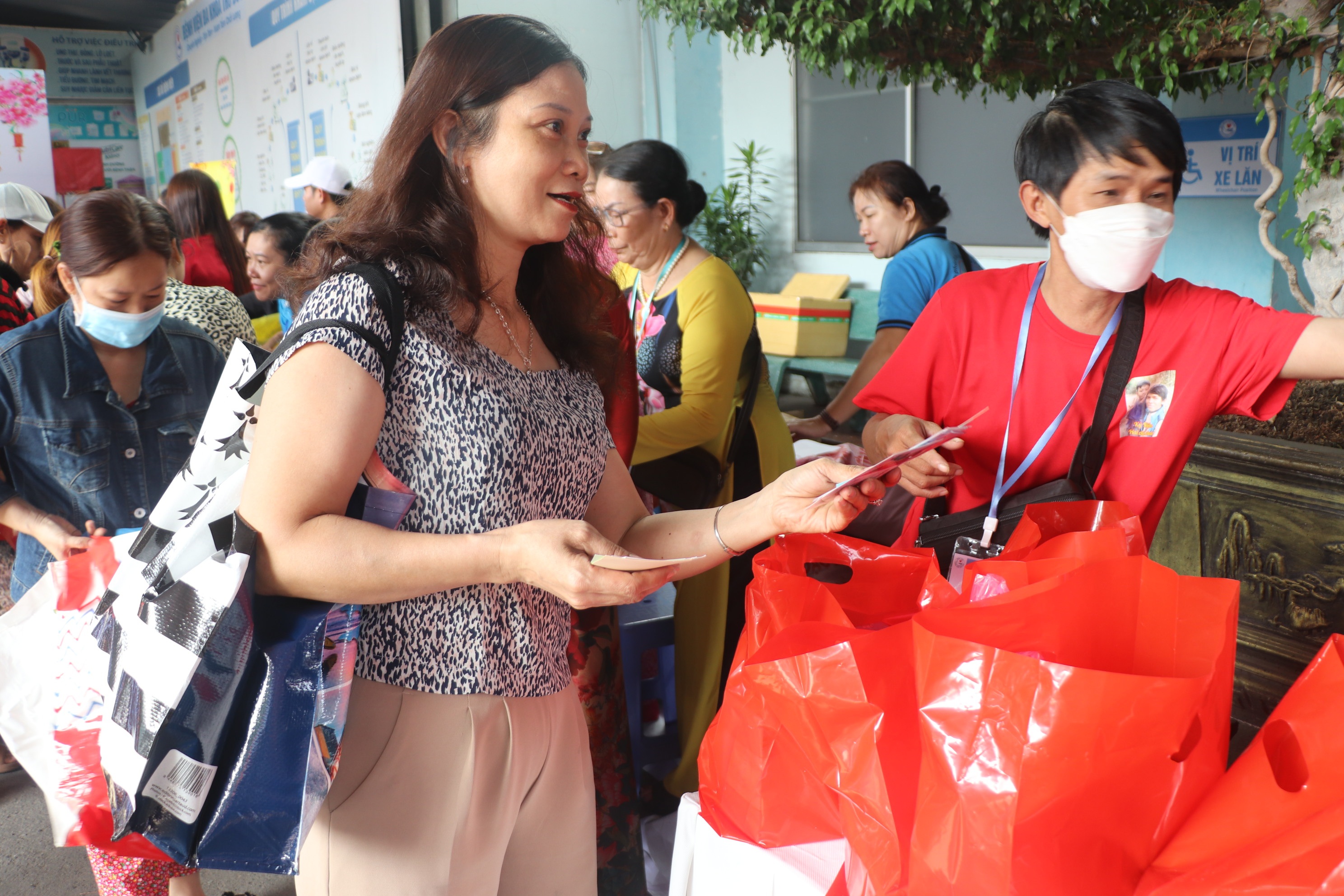 Phiên chợ Tết của bệnh nhân đột quỵ, suy thận giai đoạn cuối ở TPHCM