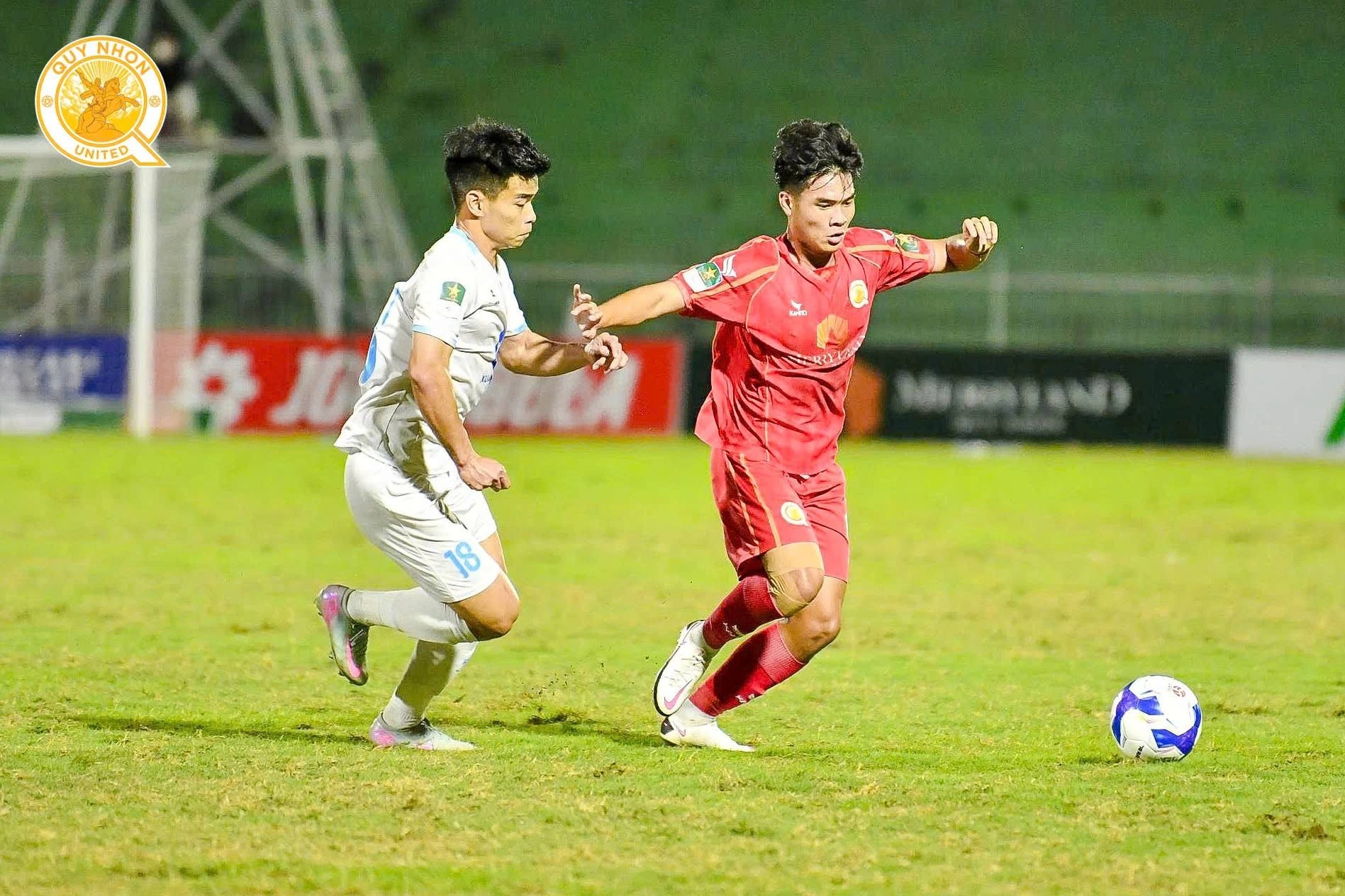 Bàn thắng hy hữu xuất hiện trên sân cỏ Việt Nam