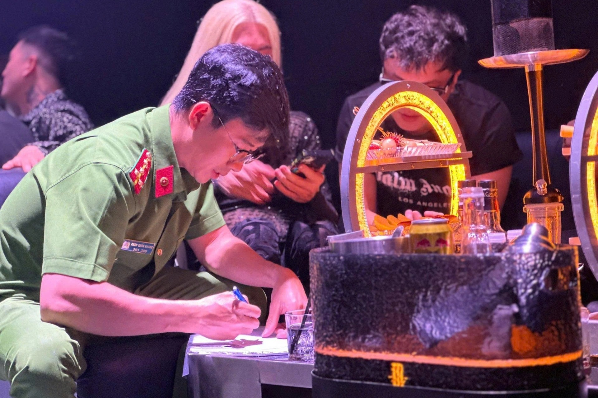 Khoảnh khắc Công an TPHCM đột kích quán bar Aplus