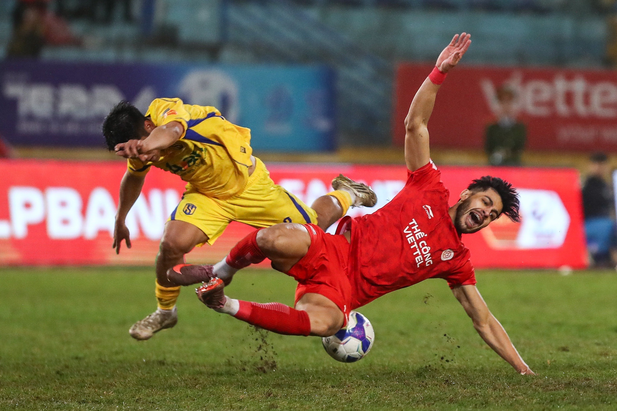 CLB Công an TPHCM thua Thanh Hóa, SLNA thắng đậm Thể Công Viettel