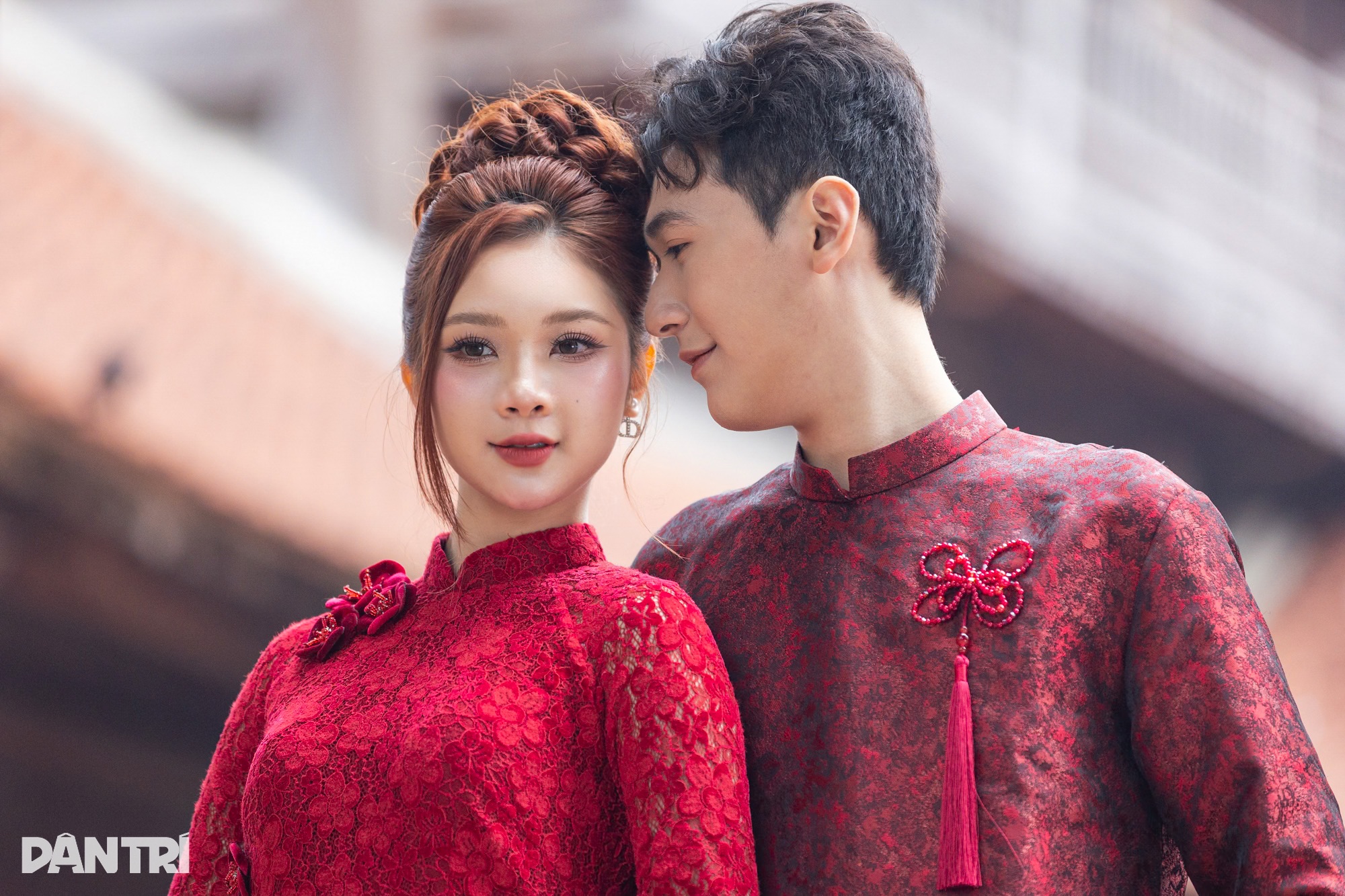 Ngắm cặp diễn viên trẻ đẹp diện áo dài đỏ rực đón lễ tình nhân