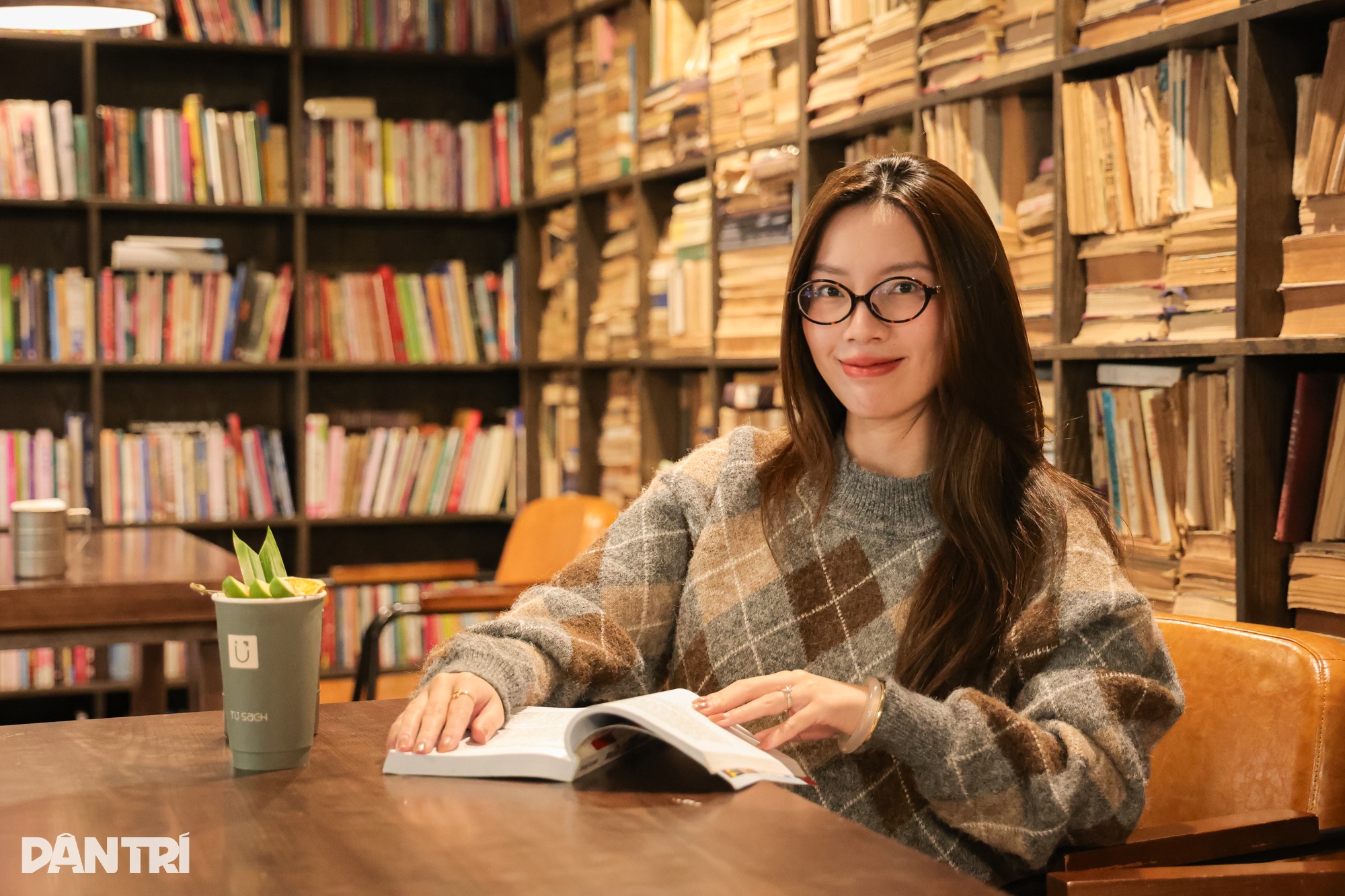 Hà Nội: Chủ quán chi 1,4 tỷ đồng mở tiệm cà phê, mua 3 tấn sách cũ