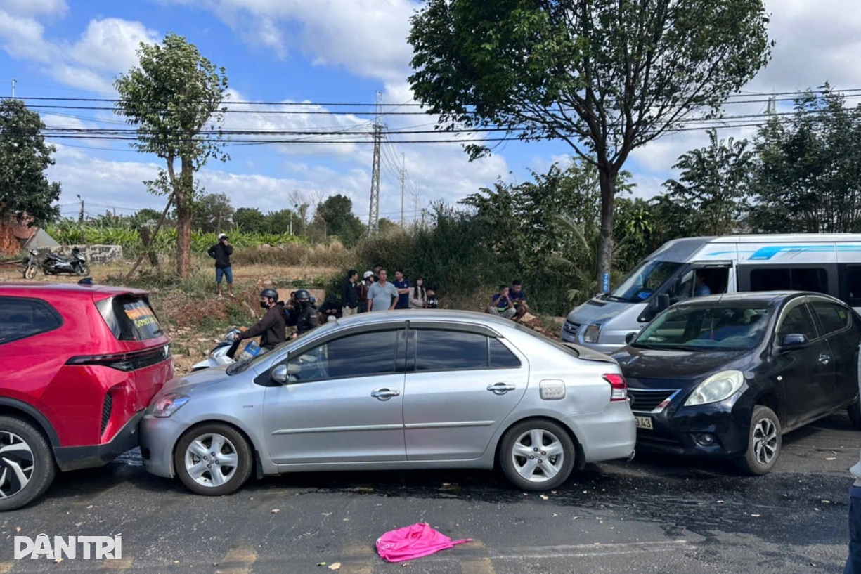 Tai nạn liên hoàn, 7 ô tô dính nhau thành hàng dài, hư hỏng
