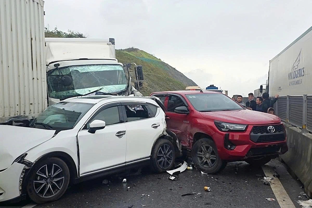 Hai vụ tai nạn trên cao tốc Hàm Nghi - Vũng Áng, 4 ô tô va chạm liên hoàn