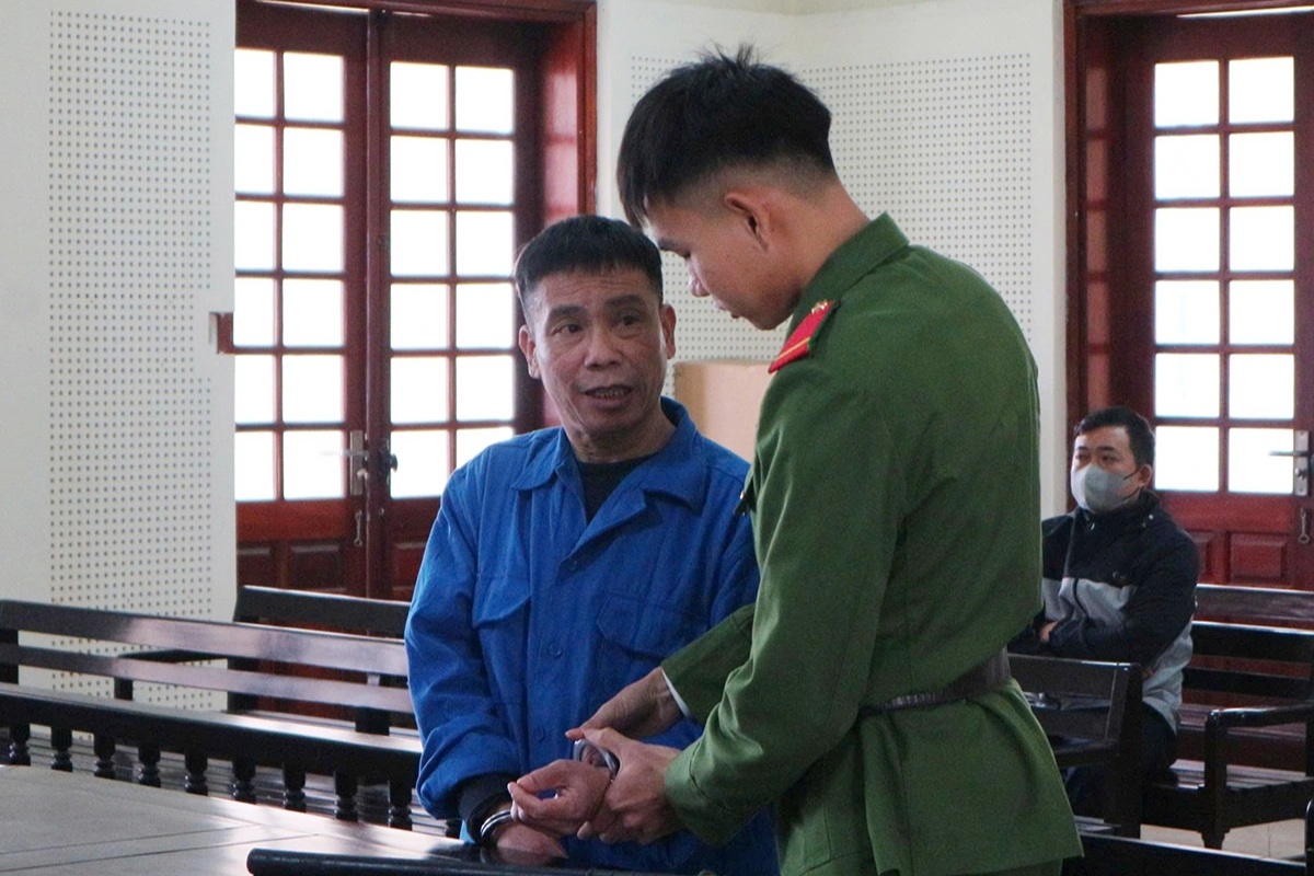 Người đàn ông trốn viện về nhà, lao đi chém hàng xóm tới tấp