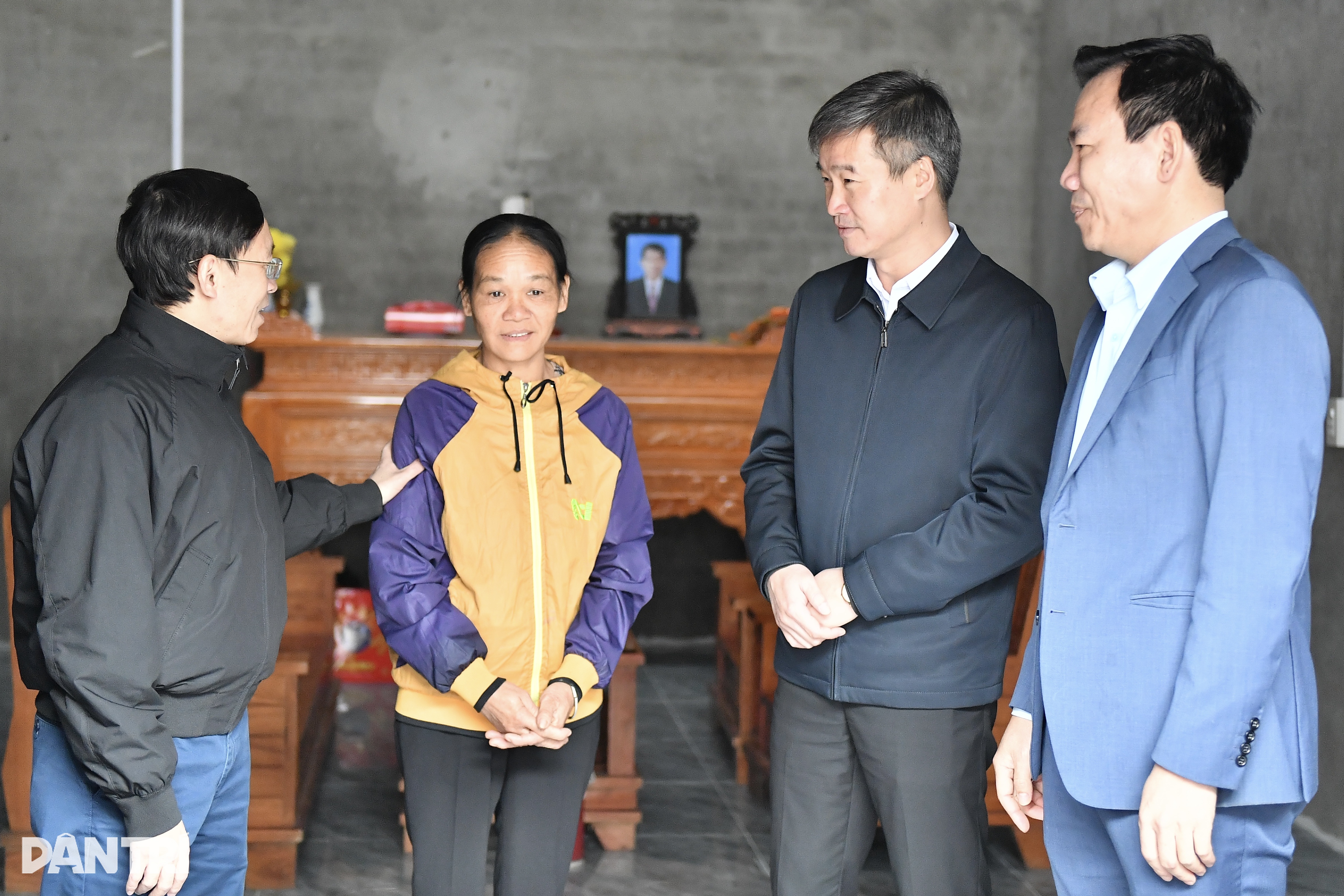 Dantri inaugurates two homes, delivers Tet gifts in Lao Cai - 4