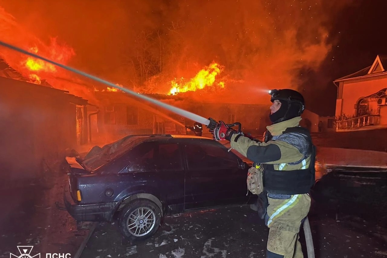 Tên lửa, UAV Nga tập kích, nổ lớn ở loạt thành phố Ukraine