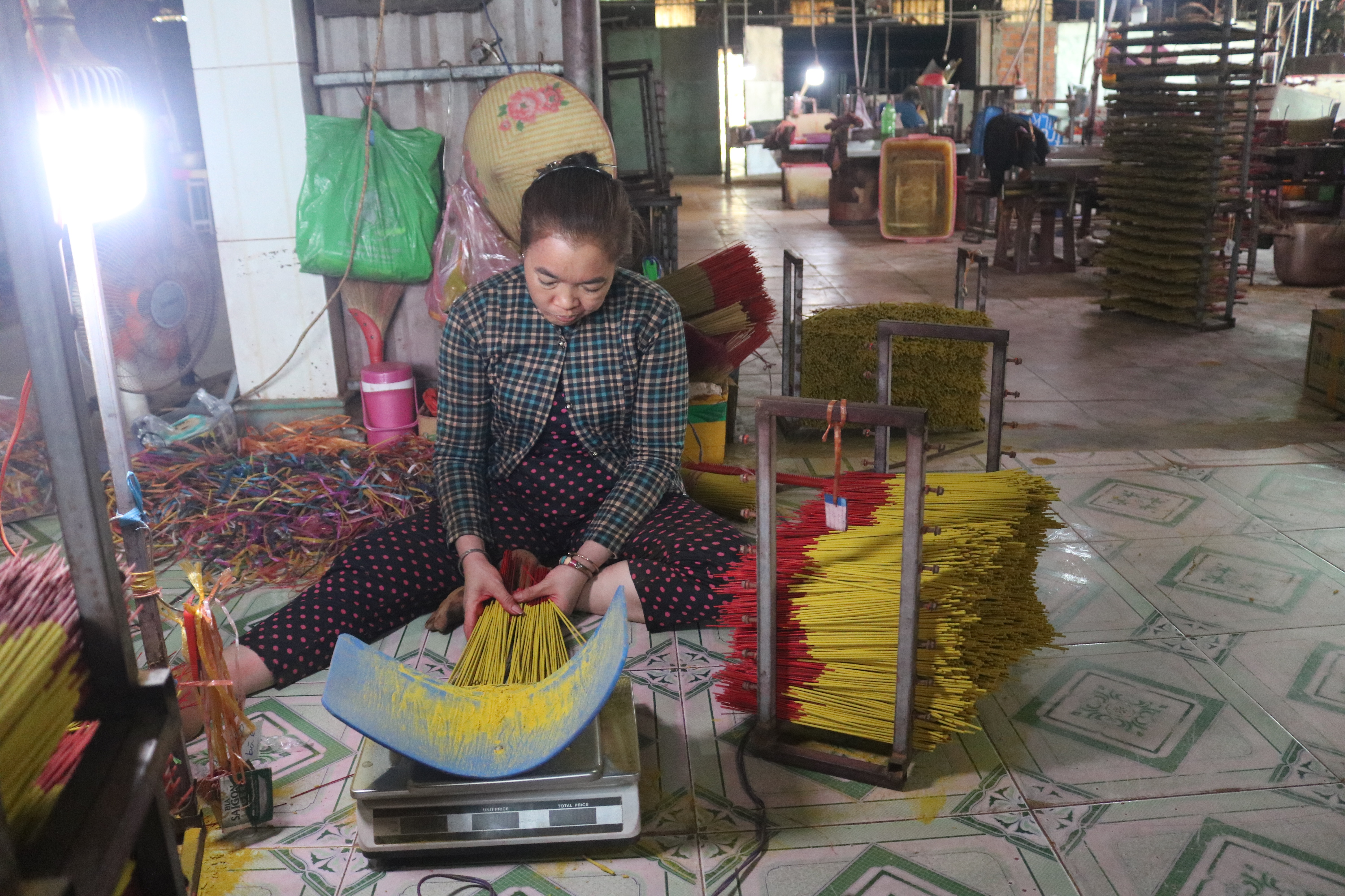 Thua lỗ, chủ xưởng tại làng nhang trăm tuổi cho công nhân nghỉ Tết sớm