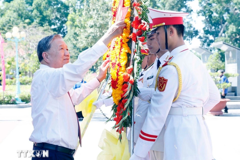Tổng Bí thư Tô Lâm dâng hương tưởng nhớ các anh hùng liệt sỹ tại Tây Ninh