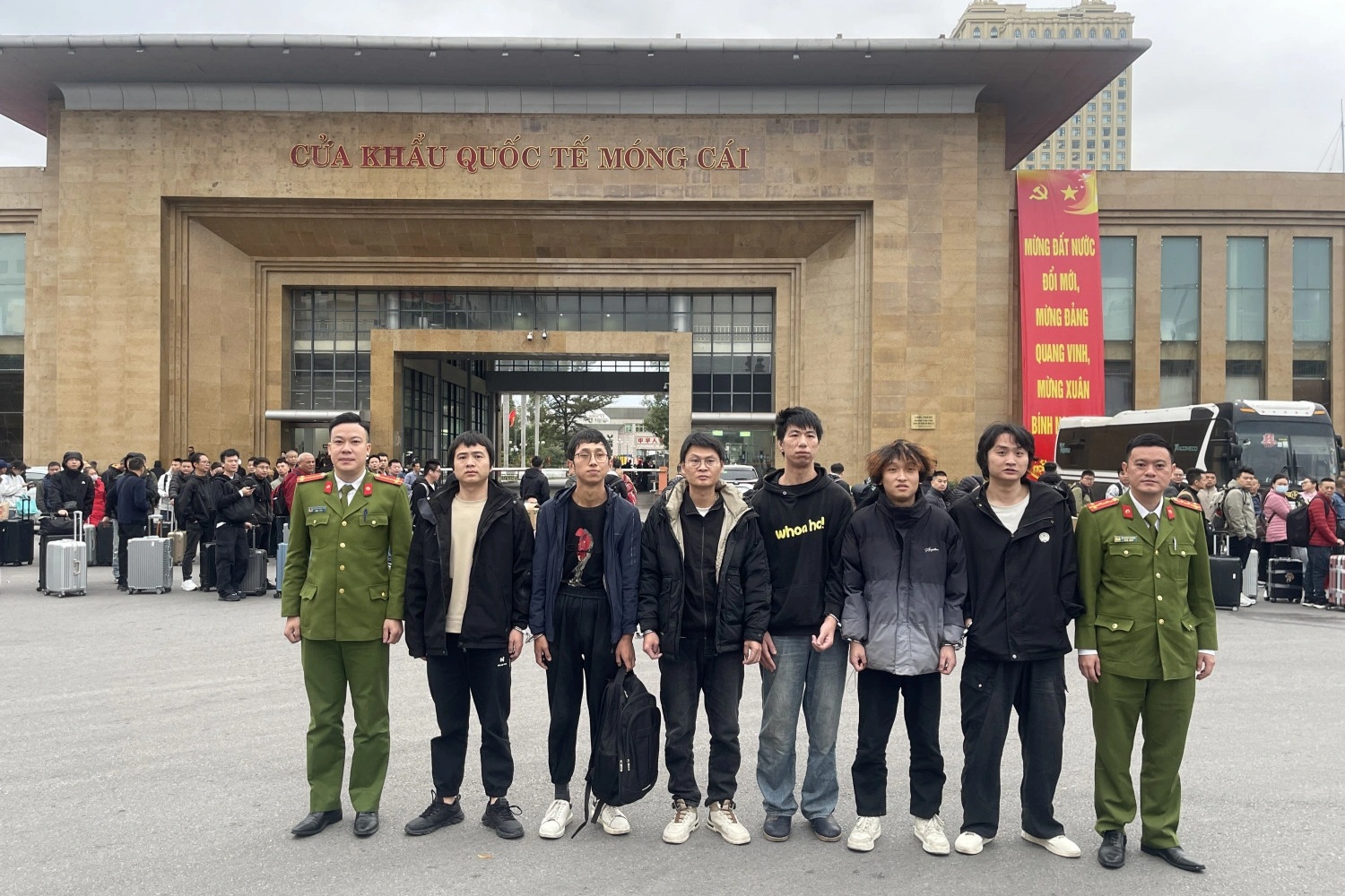 Trao trả 6 người Trung Quốc nhập cảnh trái phép tại Quảng Ninh