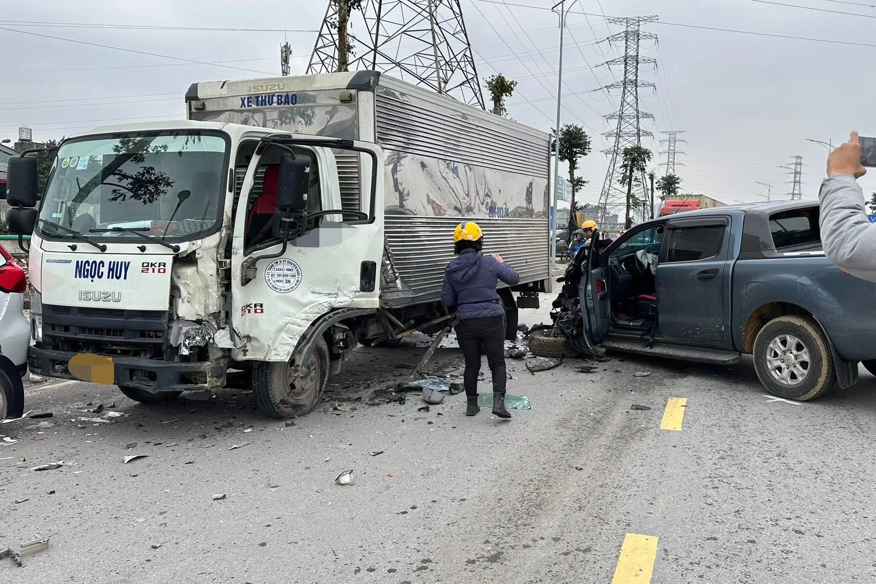 Ba ô tô tông liên hoàn ở Hà Nội, xe bán tải rụng bánh