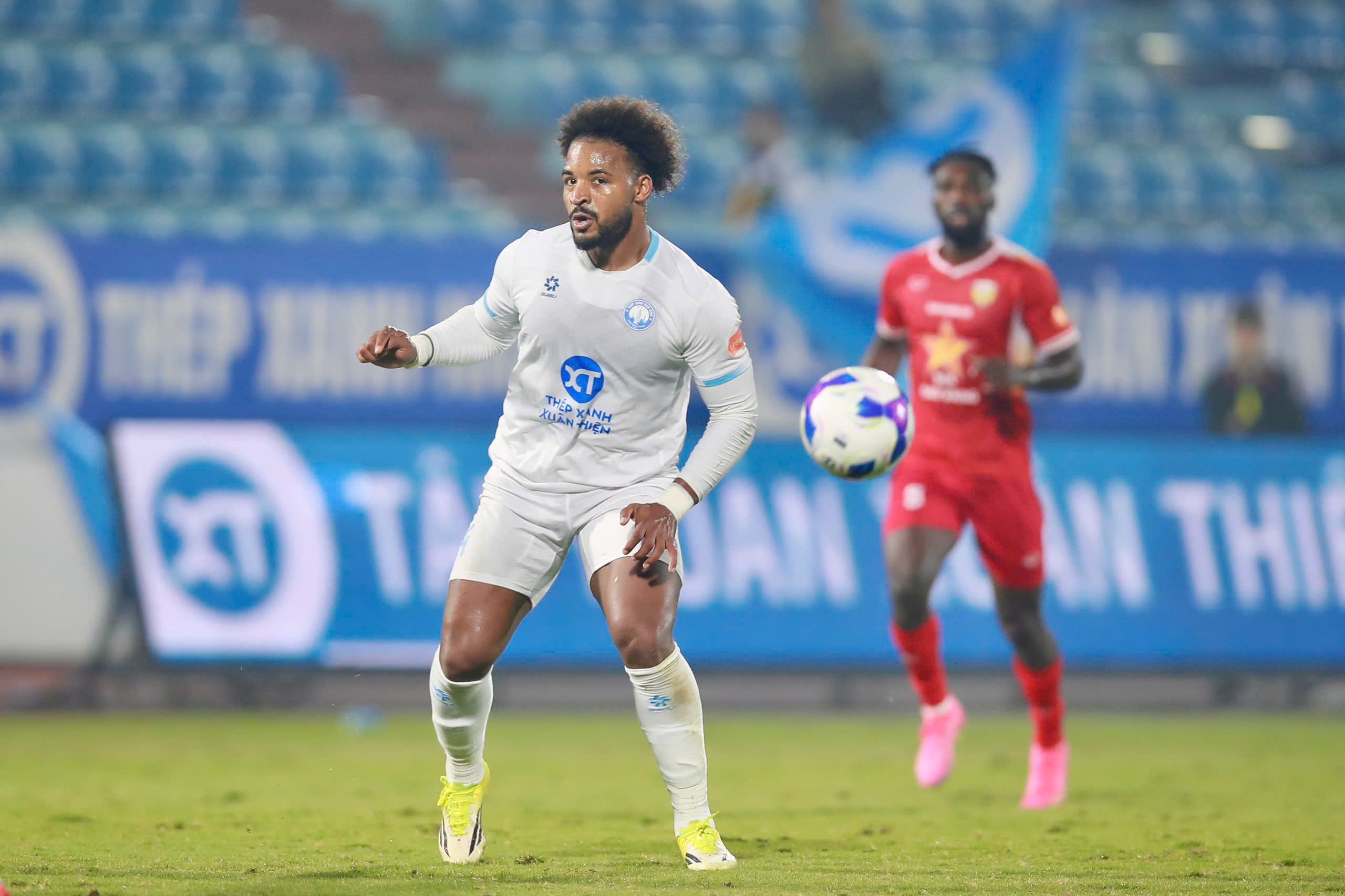 Xuân Son bị từ chối bàn thắng, CLB Nam Định đánh rơi điểm ở V-League