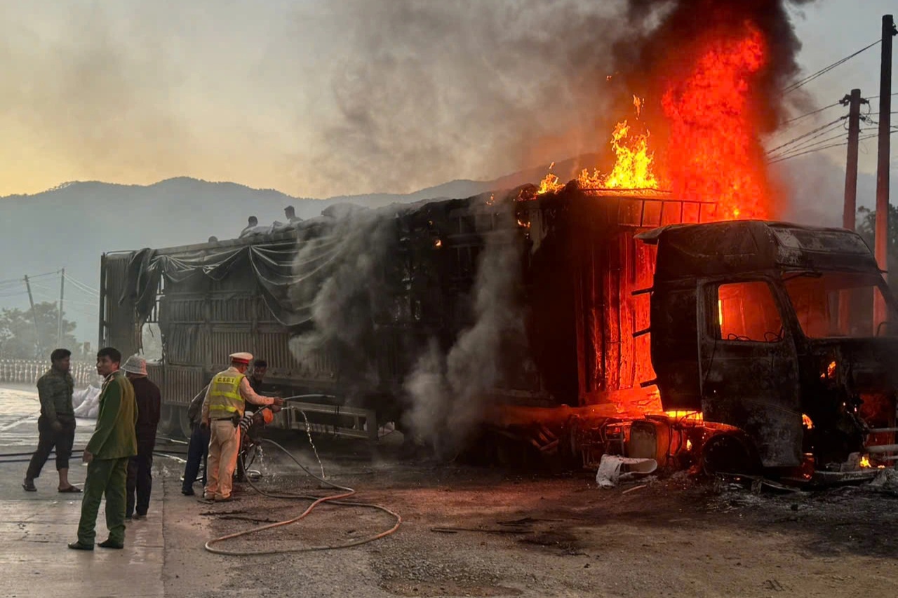 Xe đầu kéo chở bột mì cháy dữ dội khi qua đèo Lò Xo