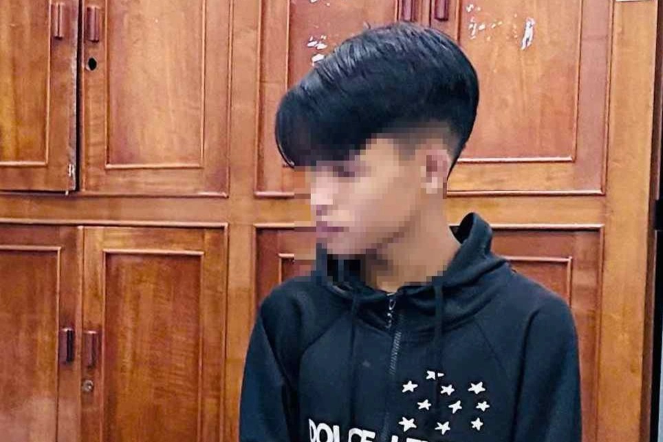 Trộm gà bị truy đuổi, 2 thanh niên vác dao quay lại chém chủ nhà