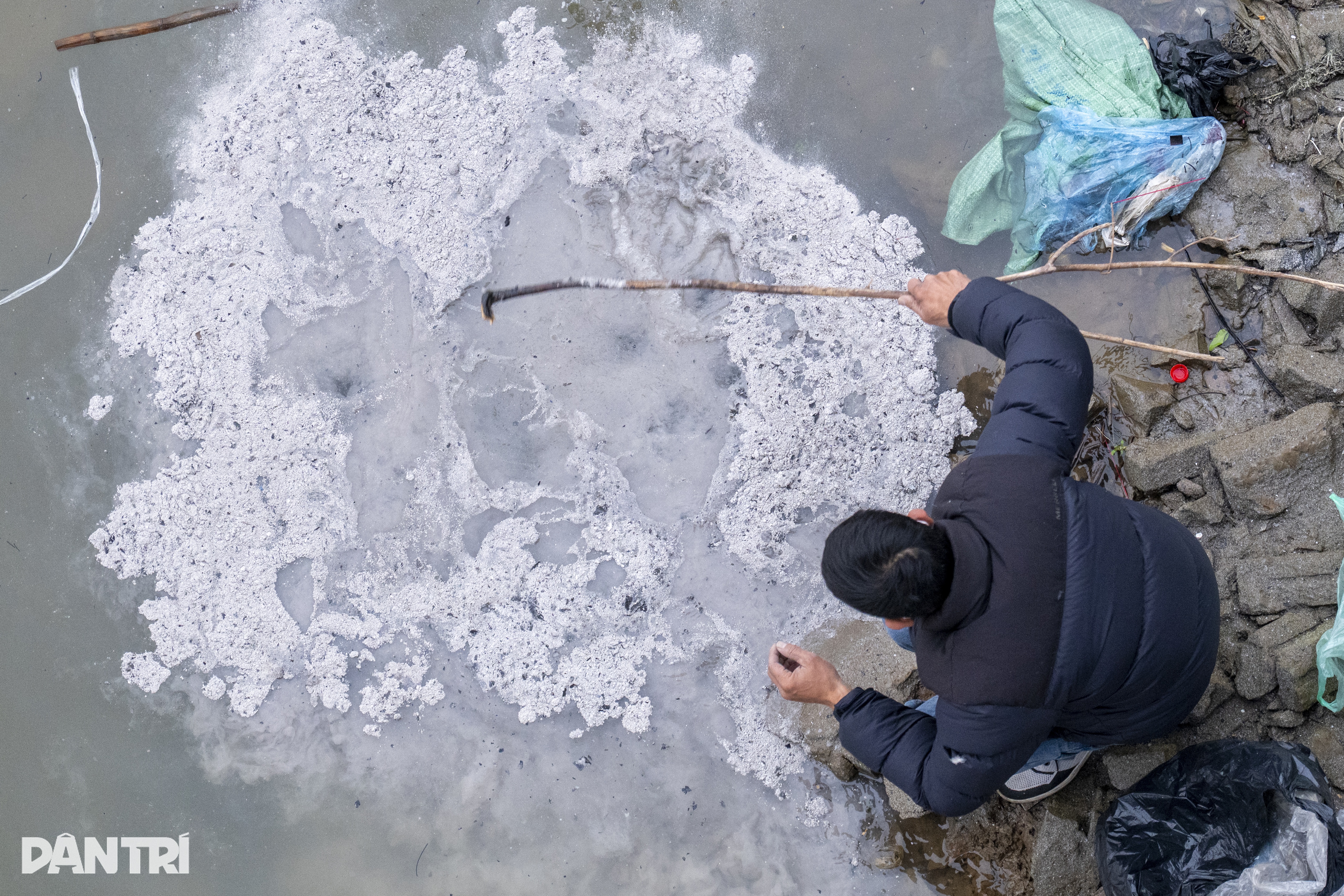 Tro vàng mã phủ trắng mặt nước sông trong ngày người dân tiễn ông Táo