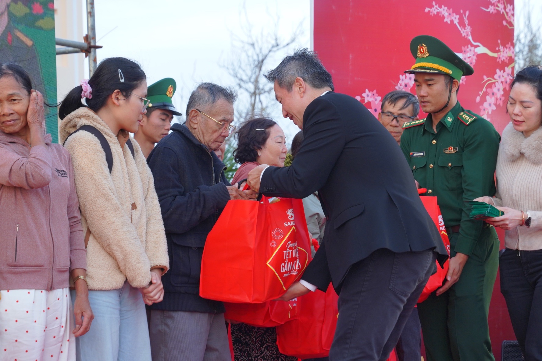 Người dân 17 tỉnh thành đón Tết sớm qua chiến dịch của Sabeco