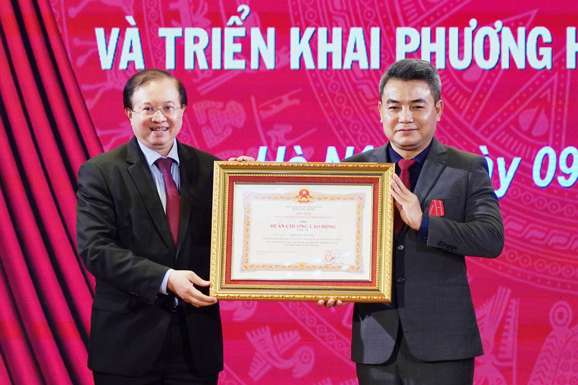 Phó Giám đốc Nhà hát Kịch Việt Nam nhận Huân chương Lao động hạng Ba