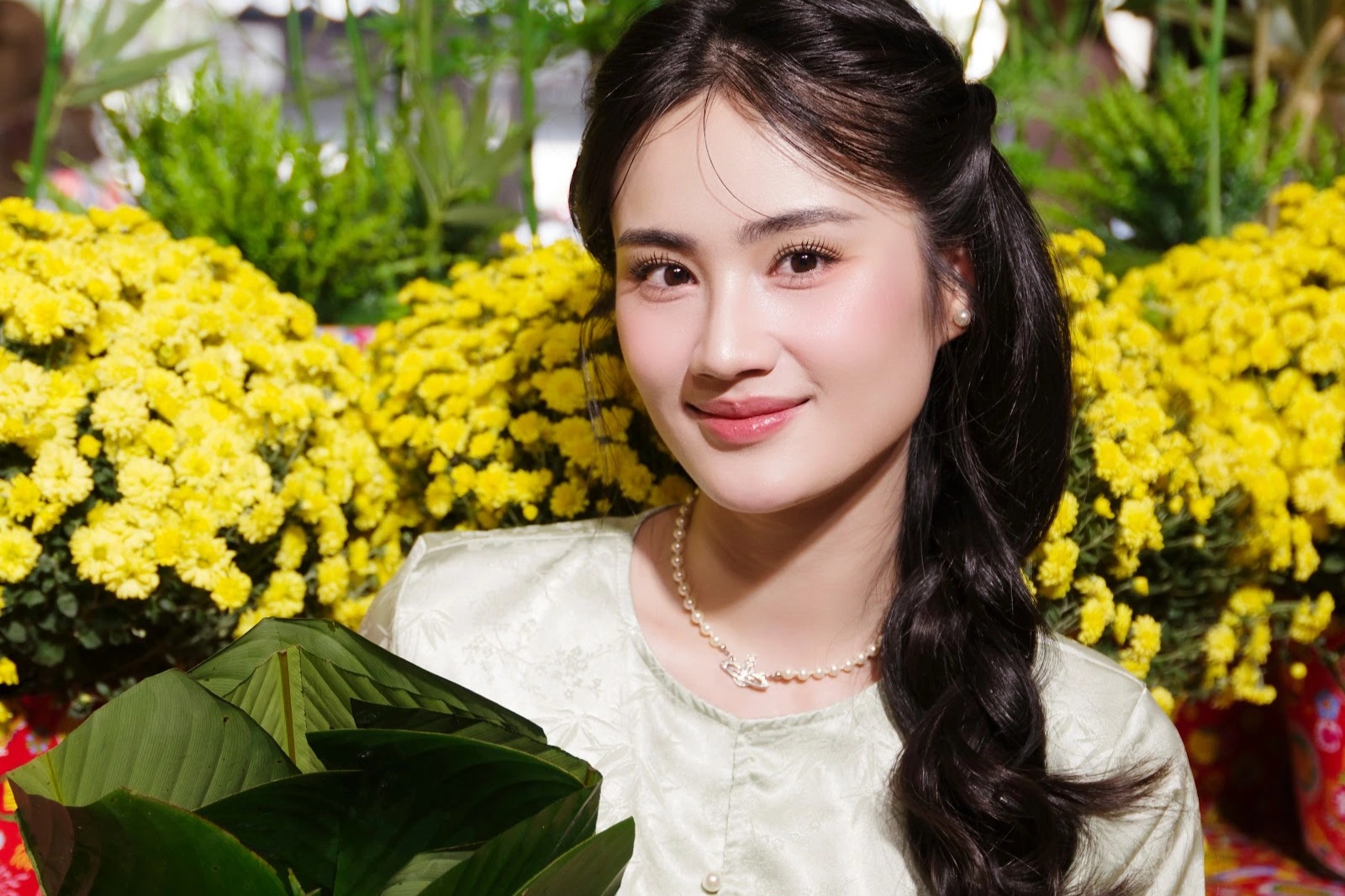 Ý Nhi từ Australia về Việt Nam đón Tết, diện áo bà ba gói bánh chưng