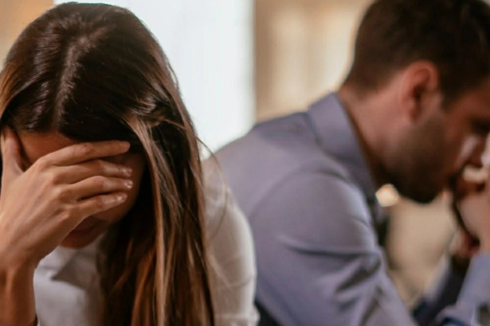 Chồng "bán thân" cho sếp nữ để thăng chức, còn bảo tôi nhắm mắt làm ngơ