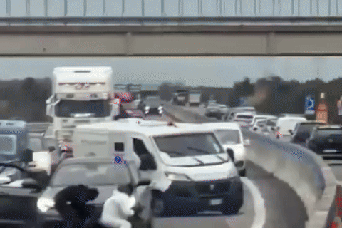 Màn đấu súng cướp xe chở tiền giữa ban ngày ở Italy