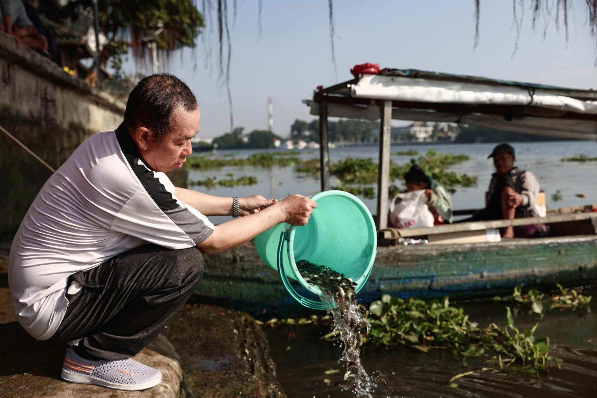 Người dân TPHCM đến chùa thả cá chép tiễn ông Công ông Táo