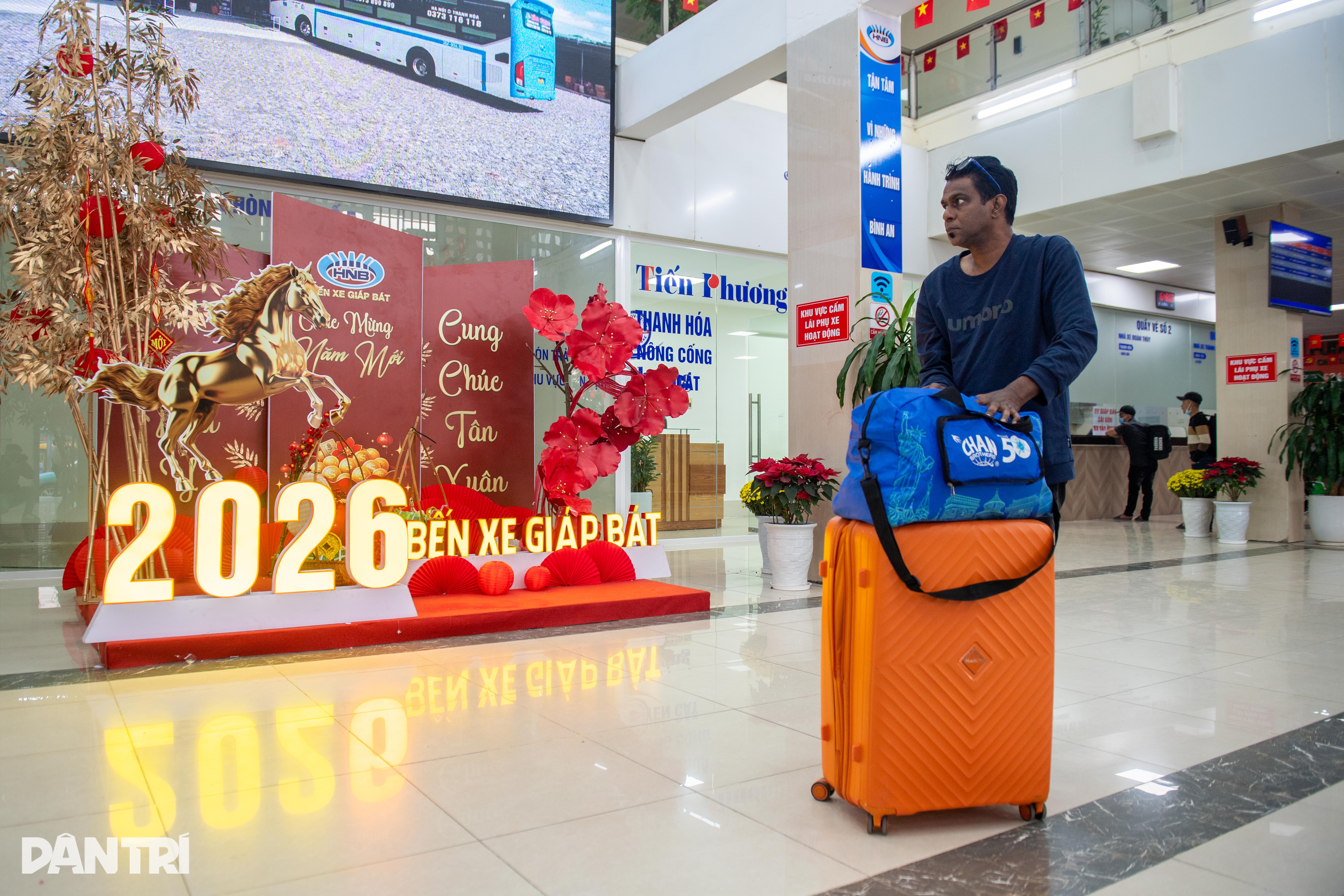 Bến xe Hà Nội vắng vẻ ngày giáp Tết, khách thong thả chờ về quê