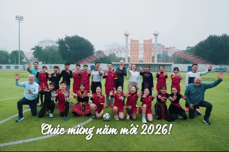 Đại sứ Nhóm G4 gửi thông điệp qua trái bóng, chúc Tết người dân Việt Nam