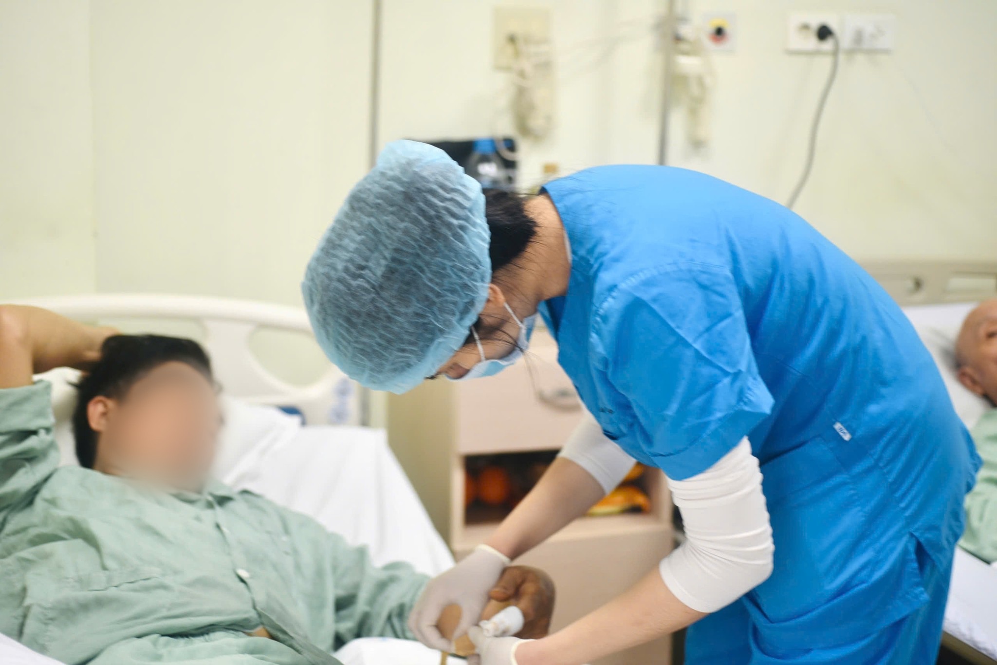 Nam bệnh nhân ở Hà Nội suýt mất ngón tay vì chặt thịt gà