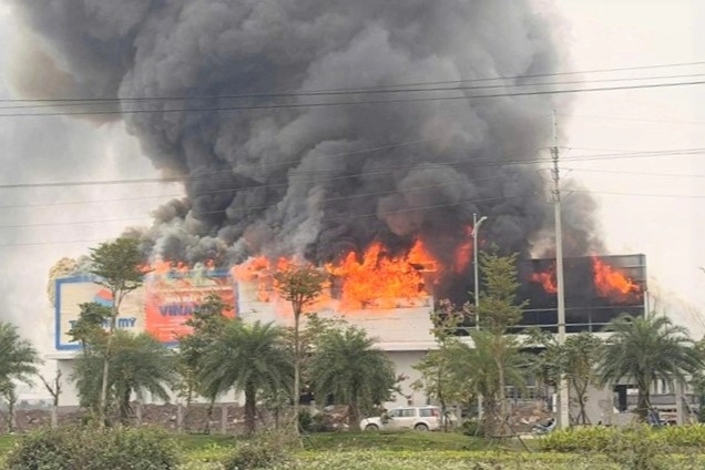 Nhà xưởng đang xây sắp hoàn thiện bị hỏa hoạn thiêu rụi