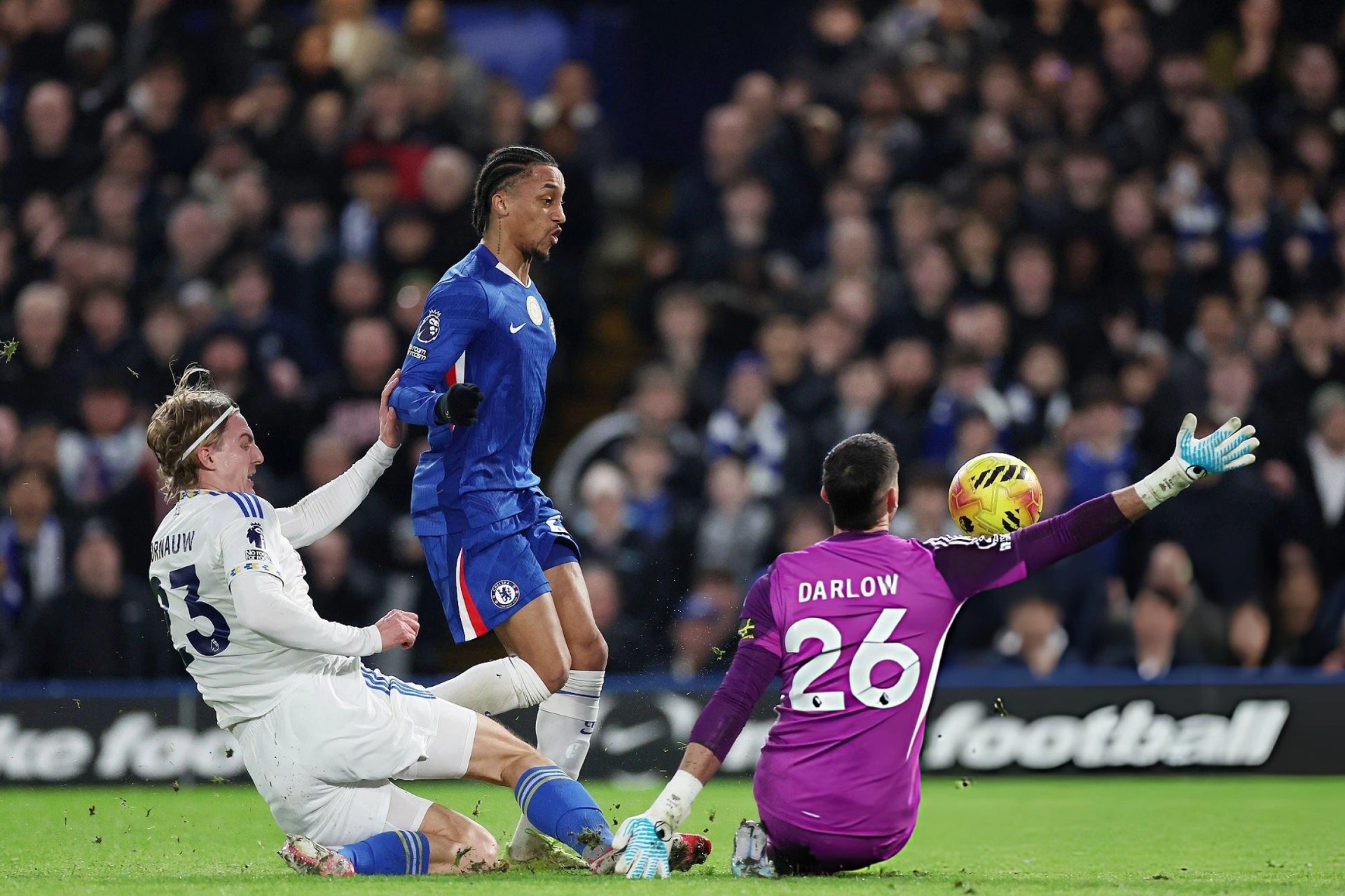 Leeds gây sốc tại Stamford Bridge, cầm hòa Chelsea sau khi bị dẫn hai bàn