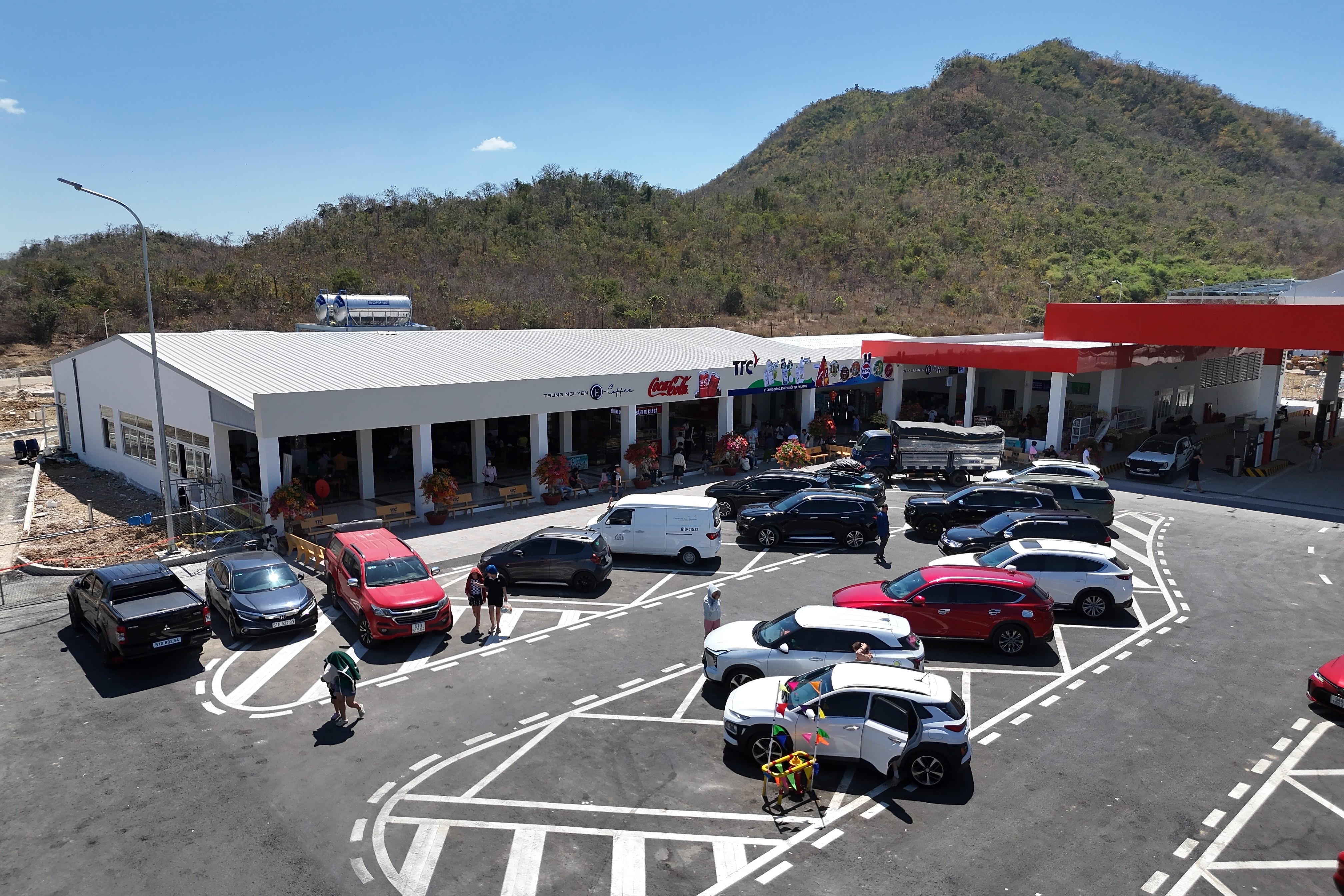 Cảnh đối lập tại 5 trạm dừng nghỉ trên cao tốc TPHCM - Nha Trang