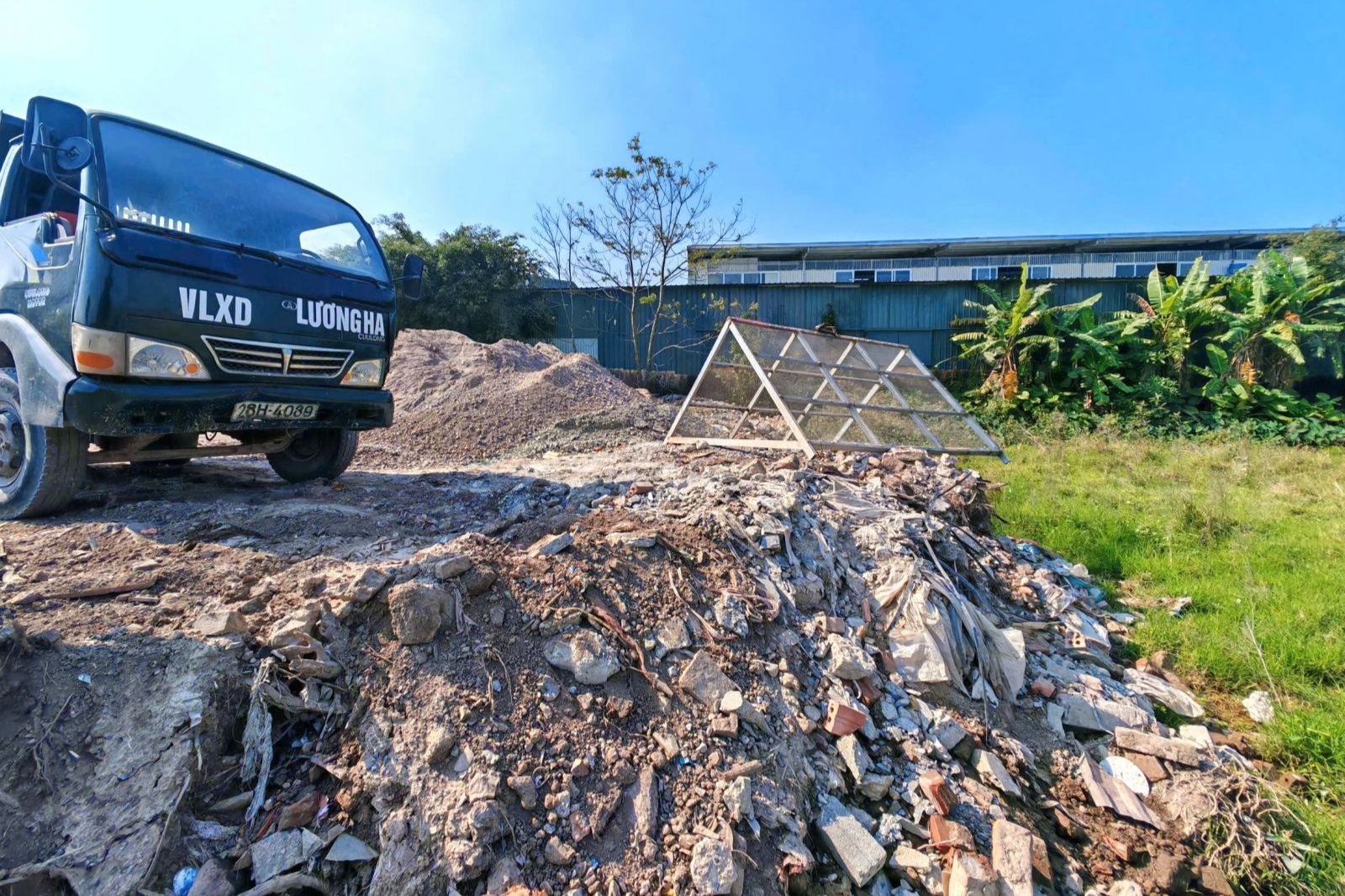 Khởi tố chủ trạm trộn bê tông đổ trộm 150 tấn chất thải