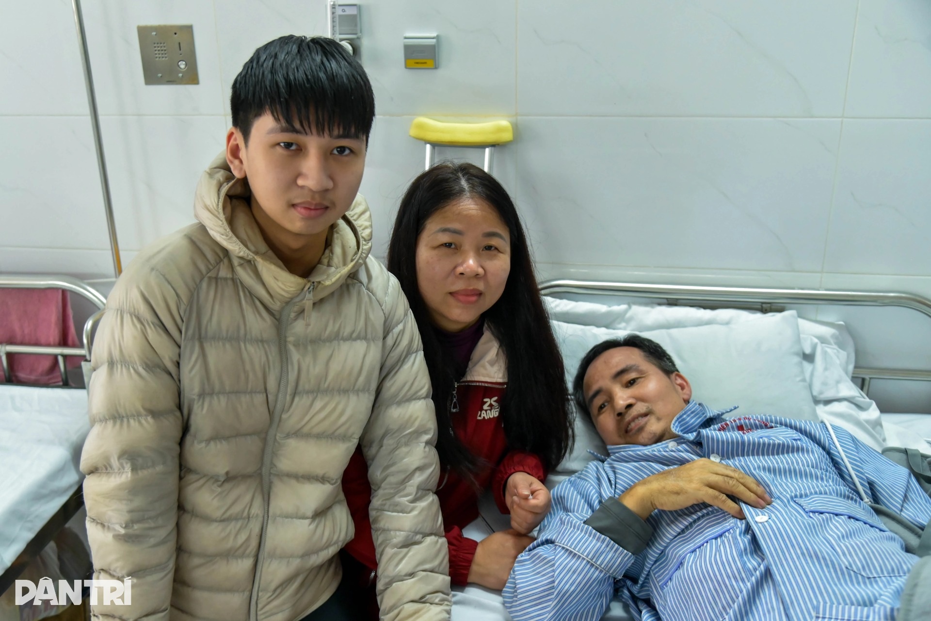 Cả gia đình bám viện chăm người bệnh, mong về nhà đón Tết