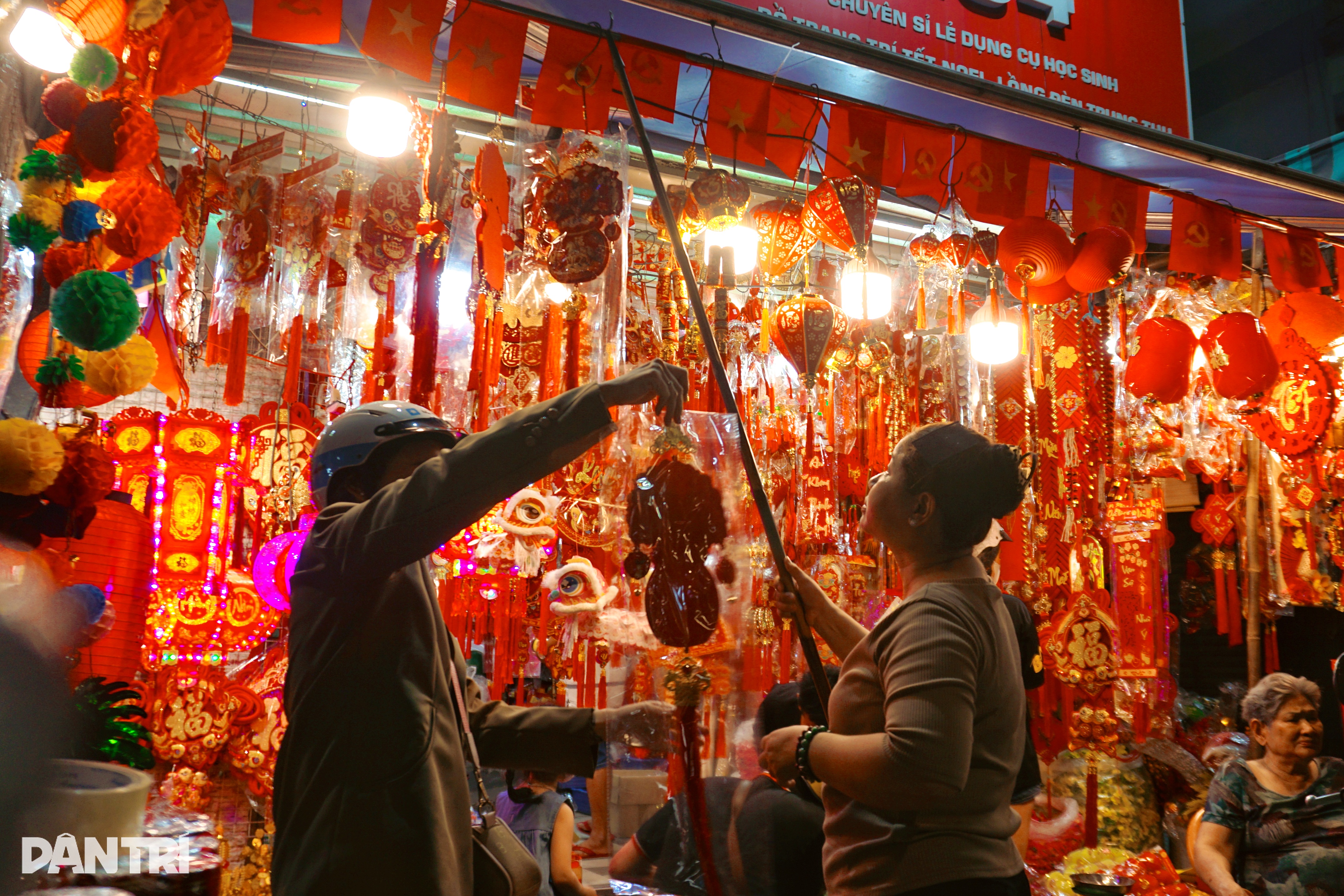 Thuê mặt bằng trăm triệu, tiểu thương ở chợ Tết lớn nhất TPHCM lo ế khách