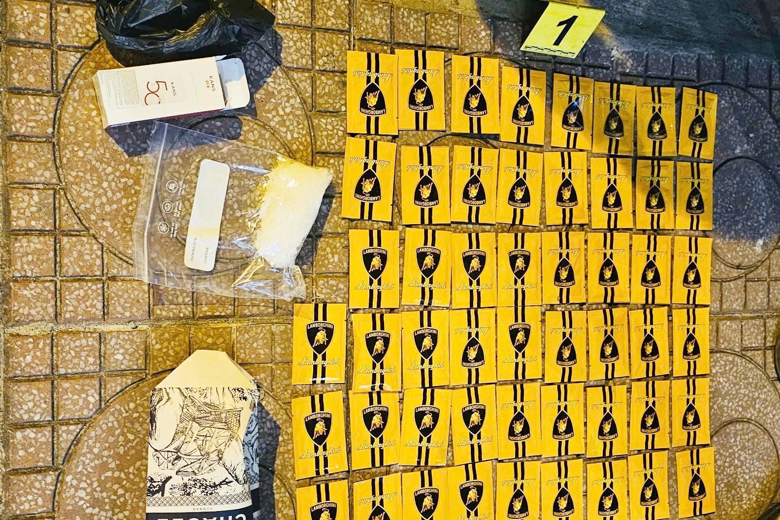 Đôi nam nữ vào khách sạn mua bán "nước vui", ma túy đá