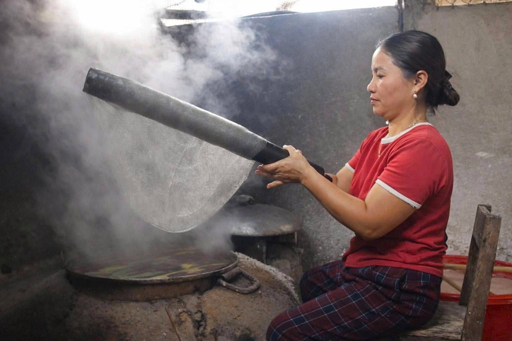 Trắng đêm làm miến dong vẫn không đủ hàng bán Tết