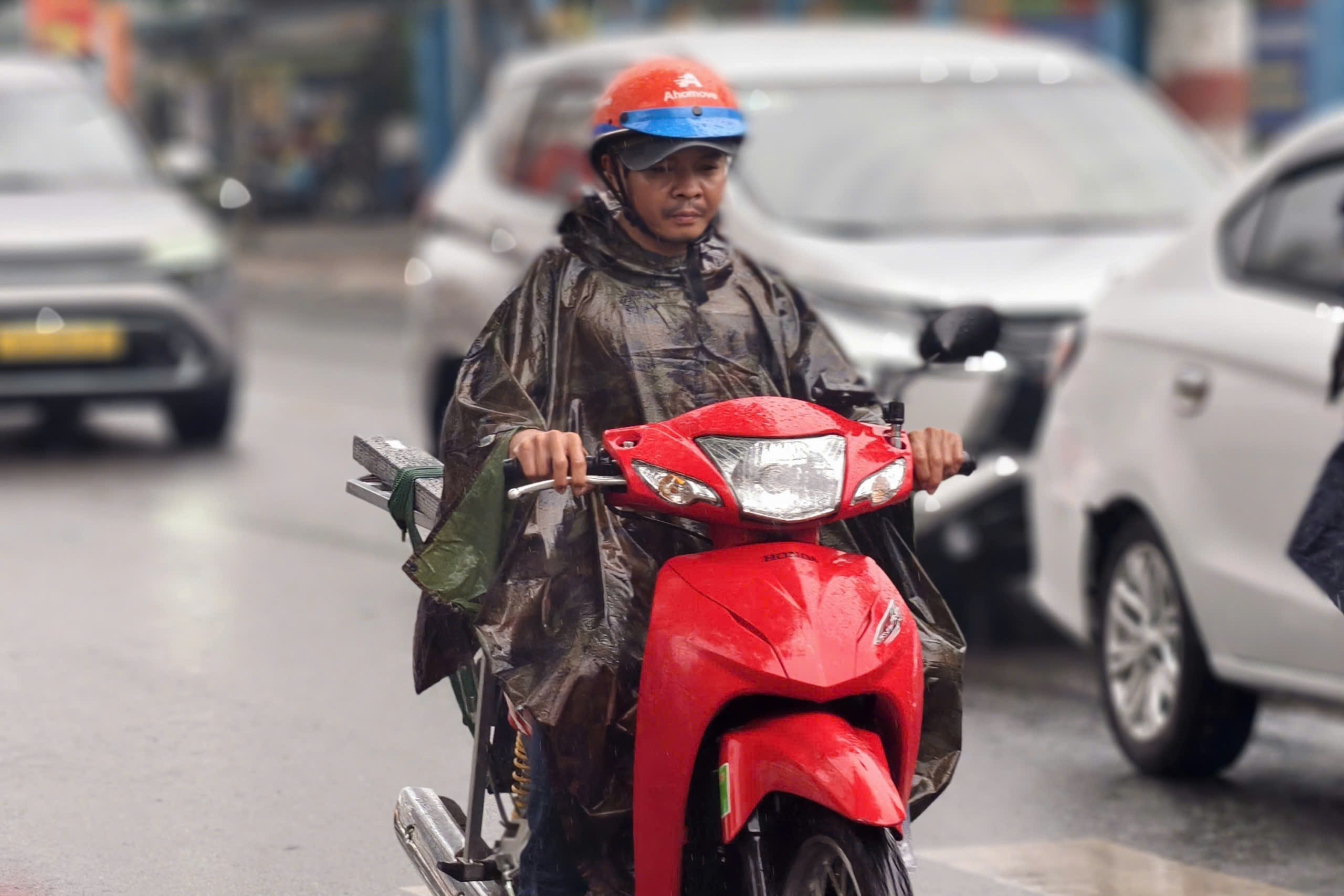 TPHCM mưa trái mùa cận Tết Bính Ngọ